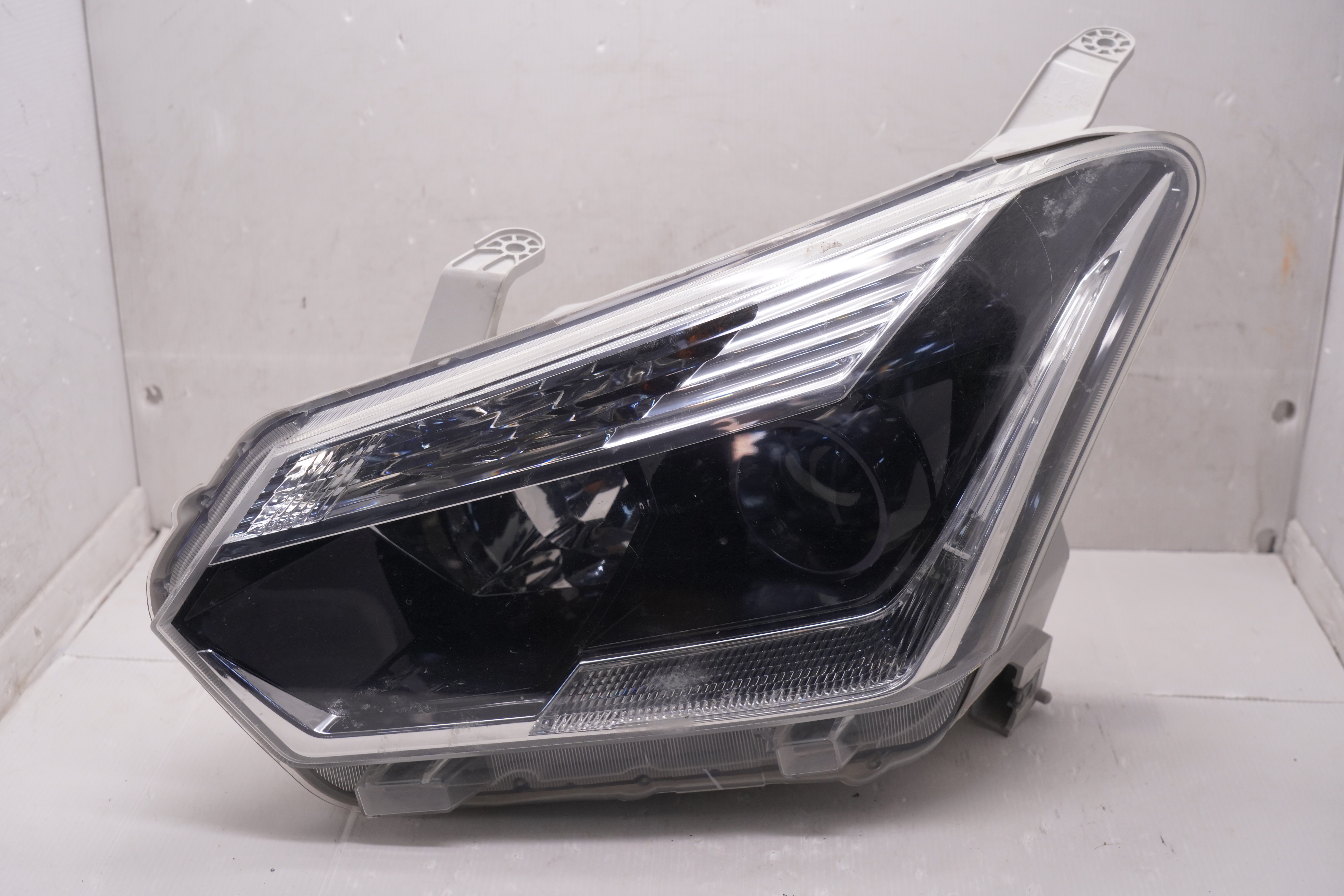ISUZU D-MAX 2016-2020 HALOGEN L.H.S HEADLIGHT GENUINE