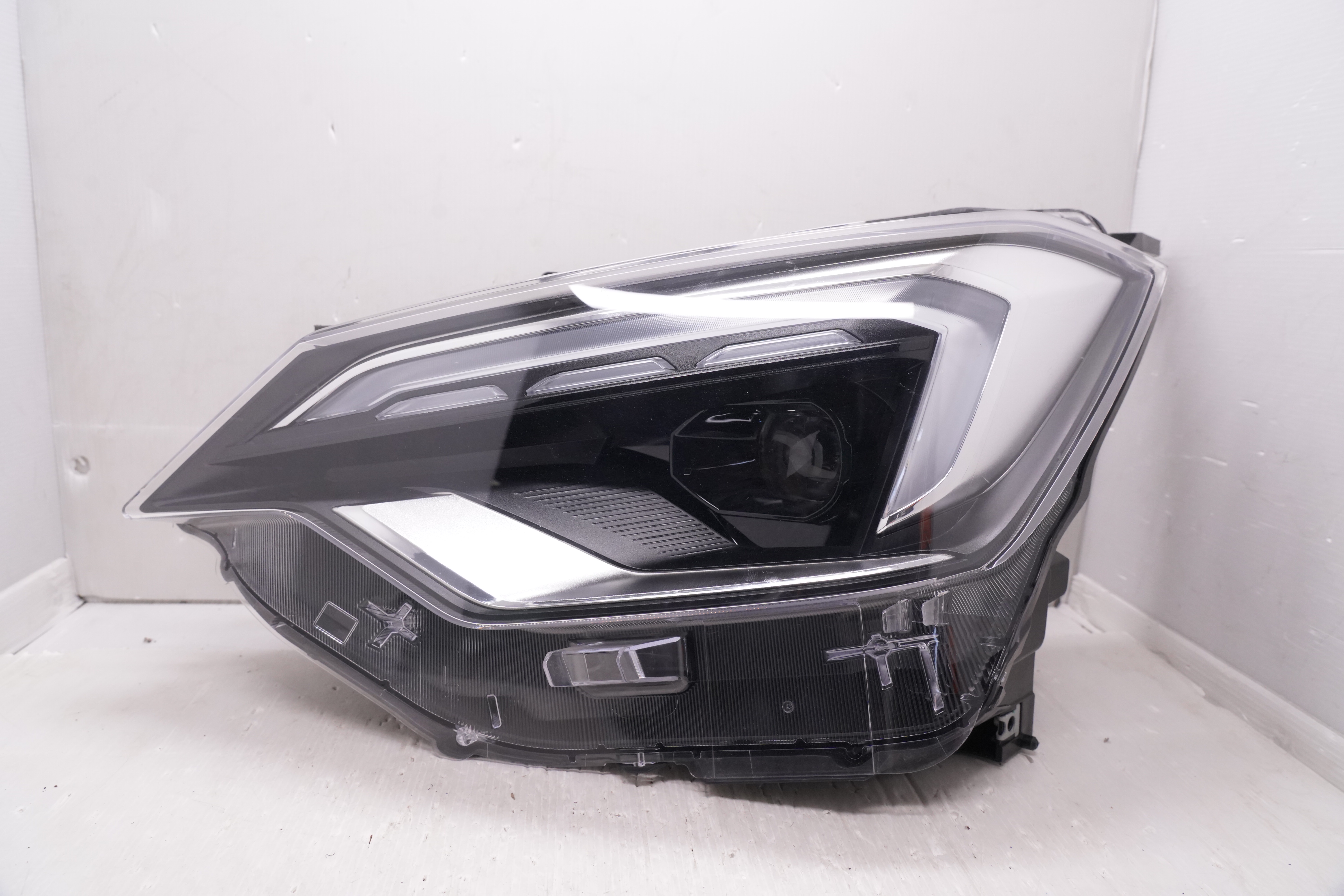 ISUZU D-MAX 2023-2025 LED L.H.S HEADLIGHT GENUINE