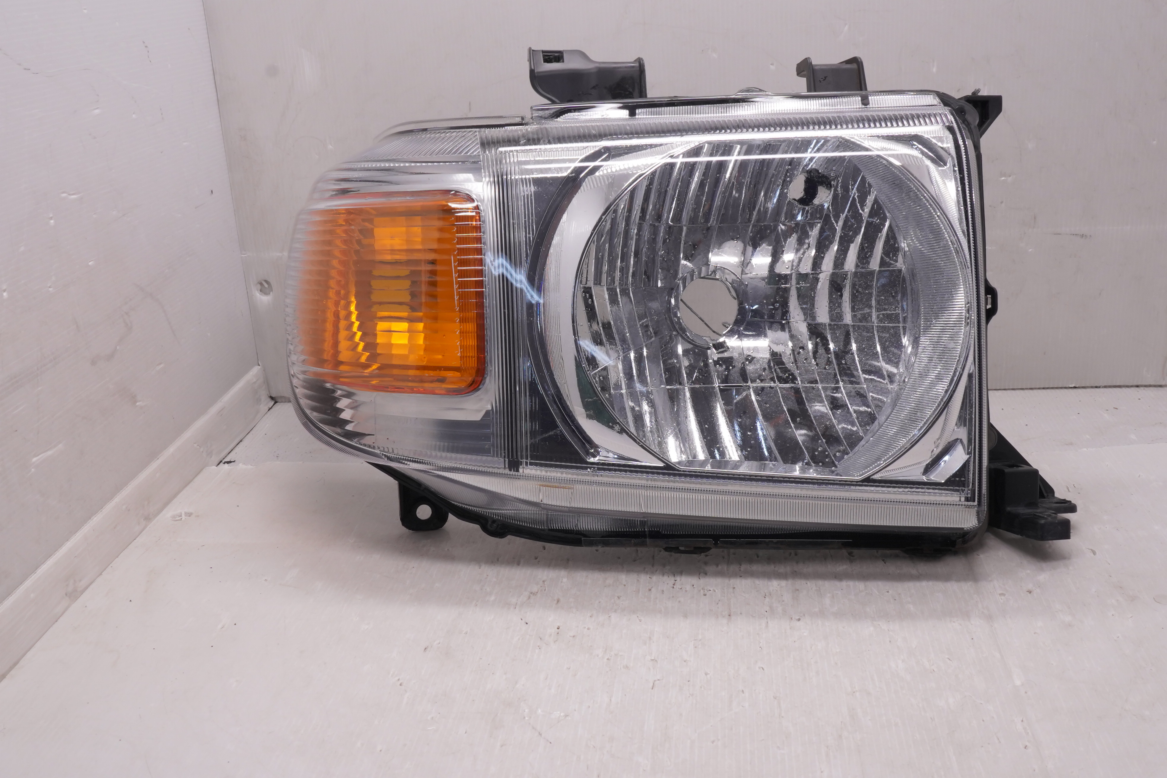 TOYOTA LANDCRUISER 70 SERIES VDJ76R 2006-2008 HALOGEN L.H.S HEADLIGHT GENUINE