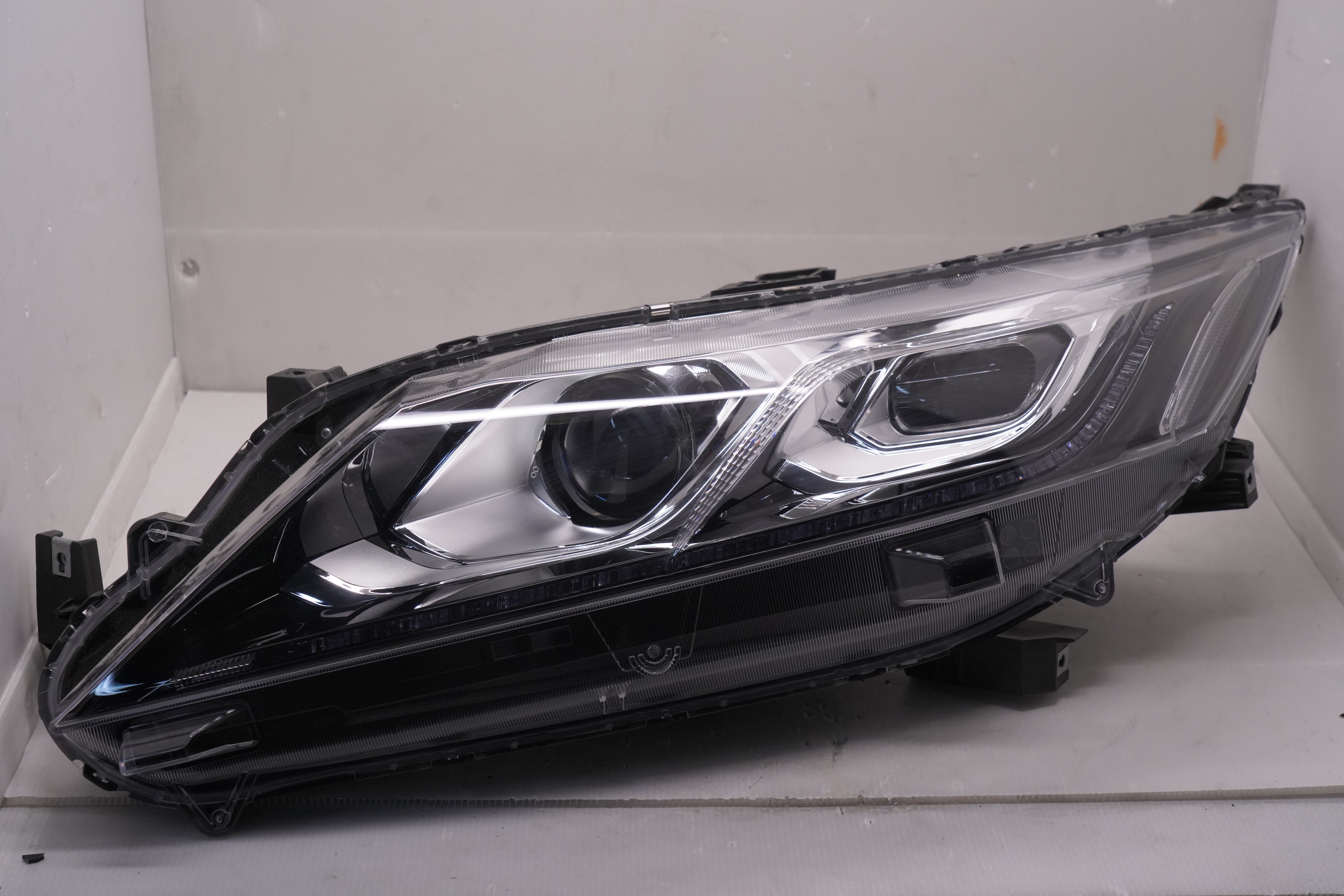 MITSUBISHI ECLIPSE CROSS 2017-2020 HALOGEN L.H.S HEADLIGHT GENUINE