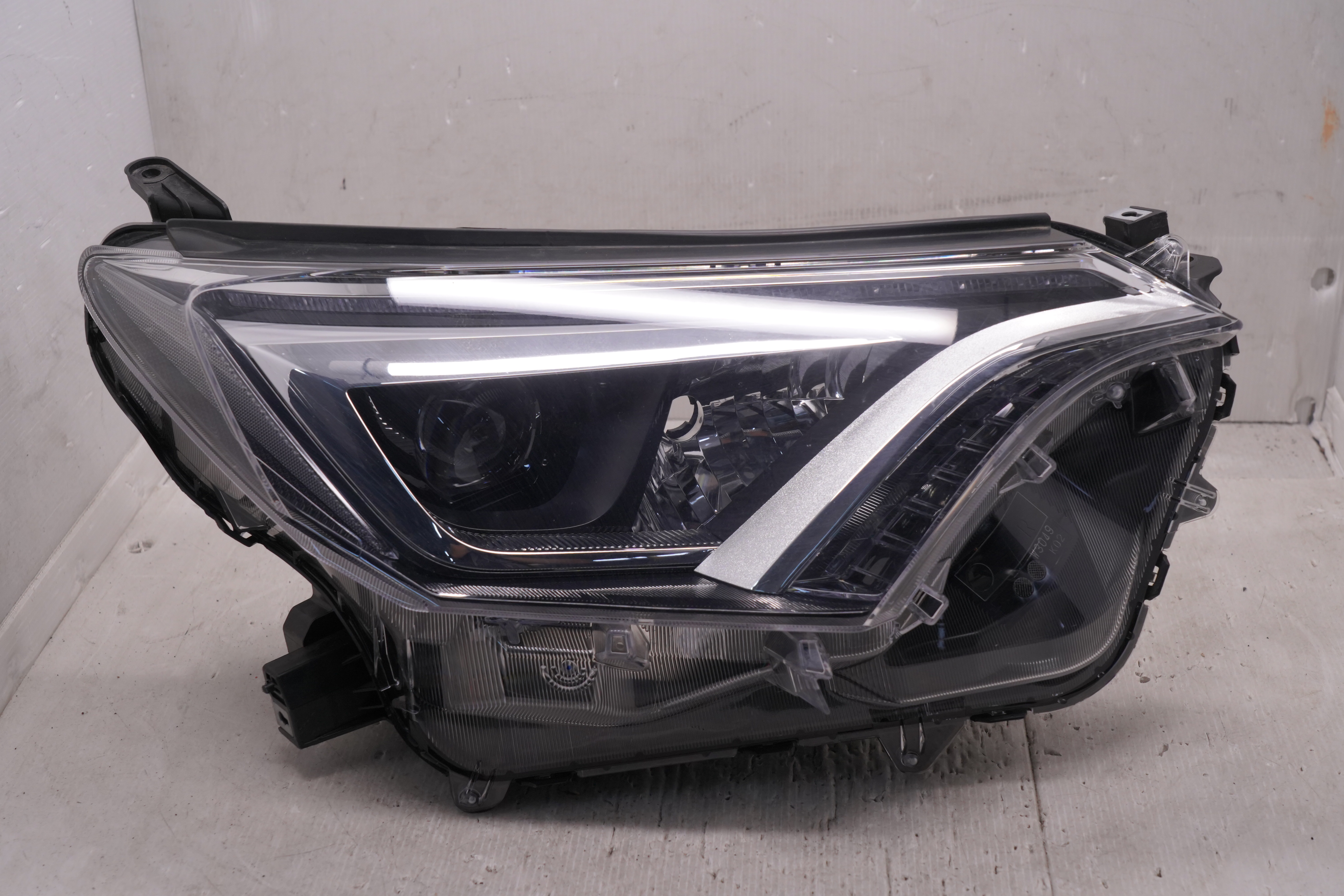 TOYOTA RAV4 4.5 XA40 2016-2018 LED R.H.S HEADLIGHT GENUINE