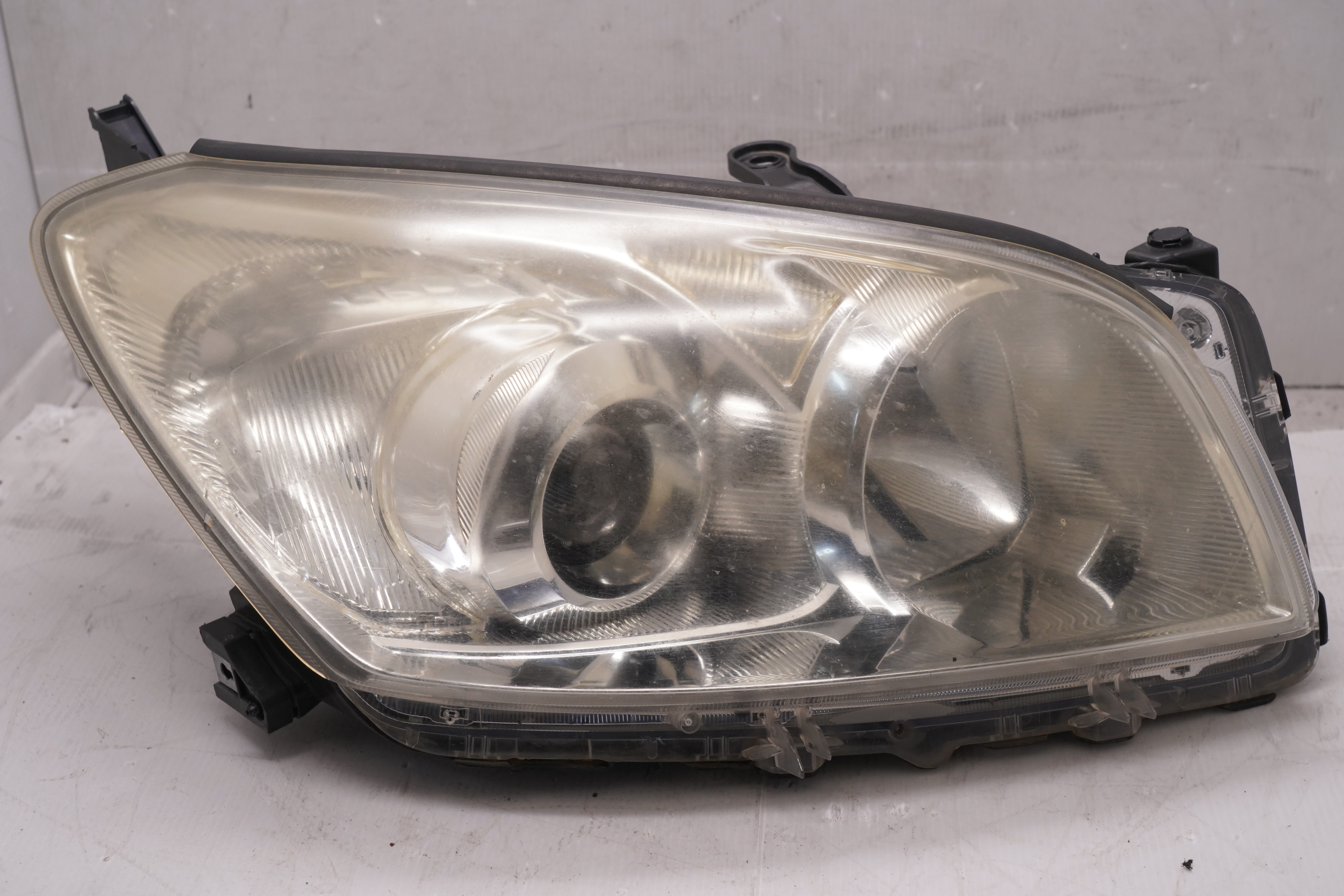 TOYOTA RAV4 III 2009-2012 HALOGEN R.H.S HEADLIGHT GENUINE