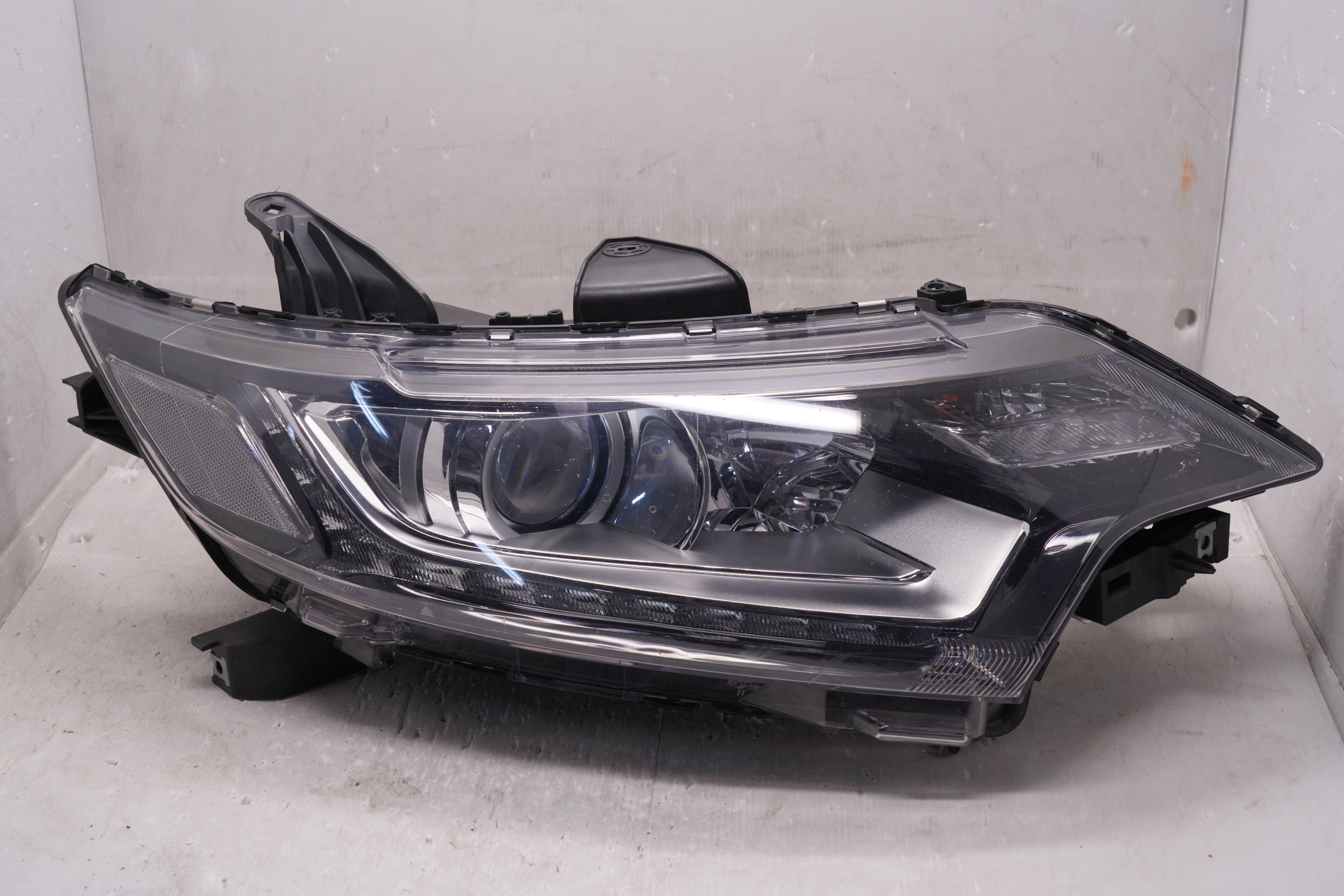 MITSUBISHI OUTLANDER 2016-2020 HALOGEN R.H.S HEADLIGHT GENUINE
