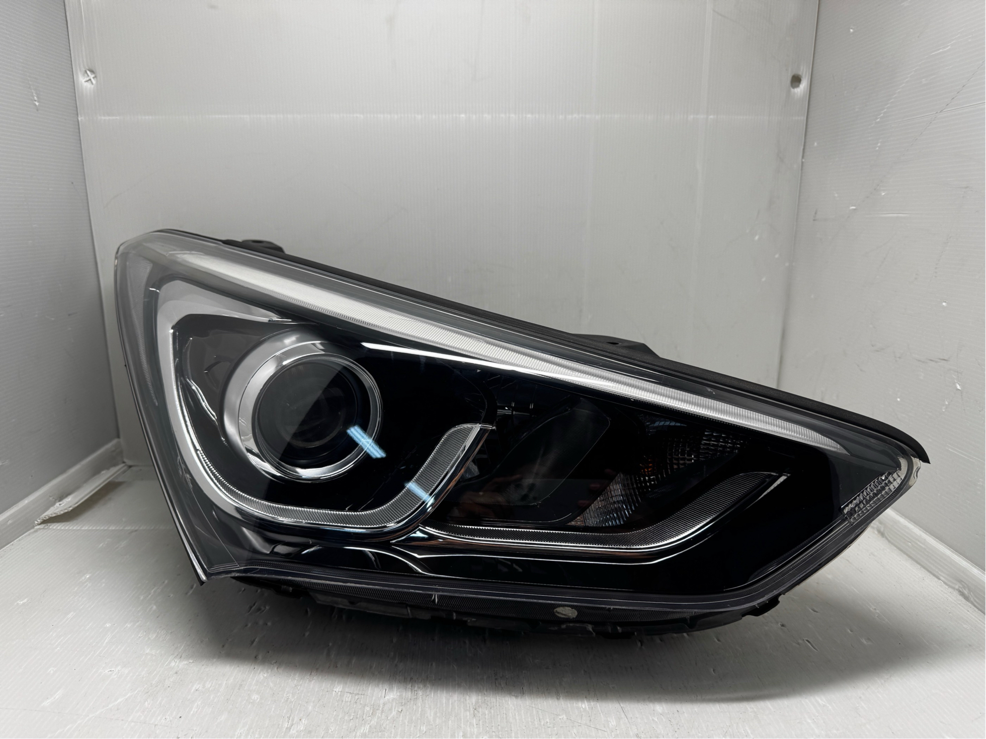 Hyundai SANTA FE X 2016-2018 HALOGEN R.H.S HEADLIGHT GENUINE