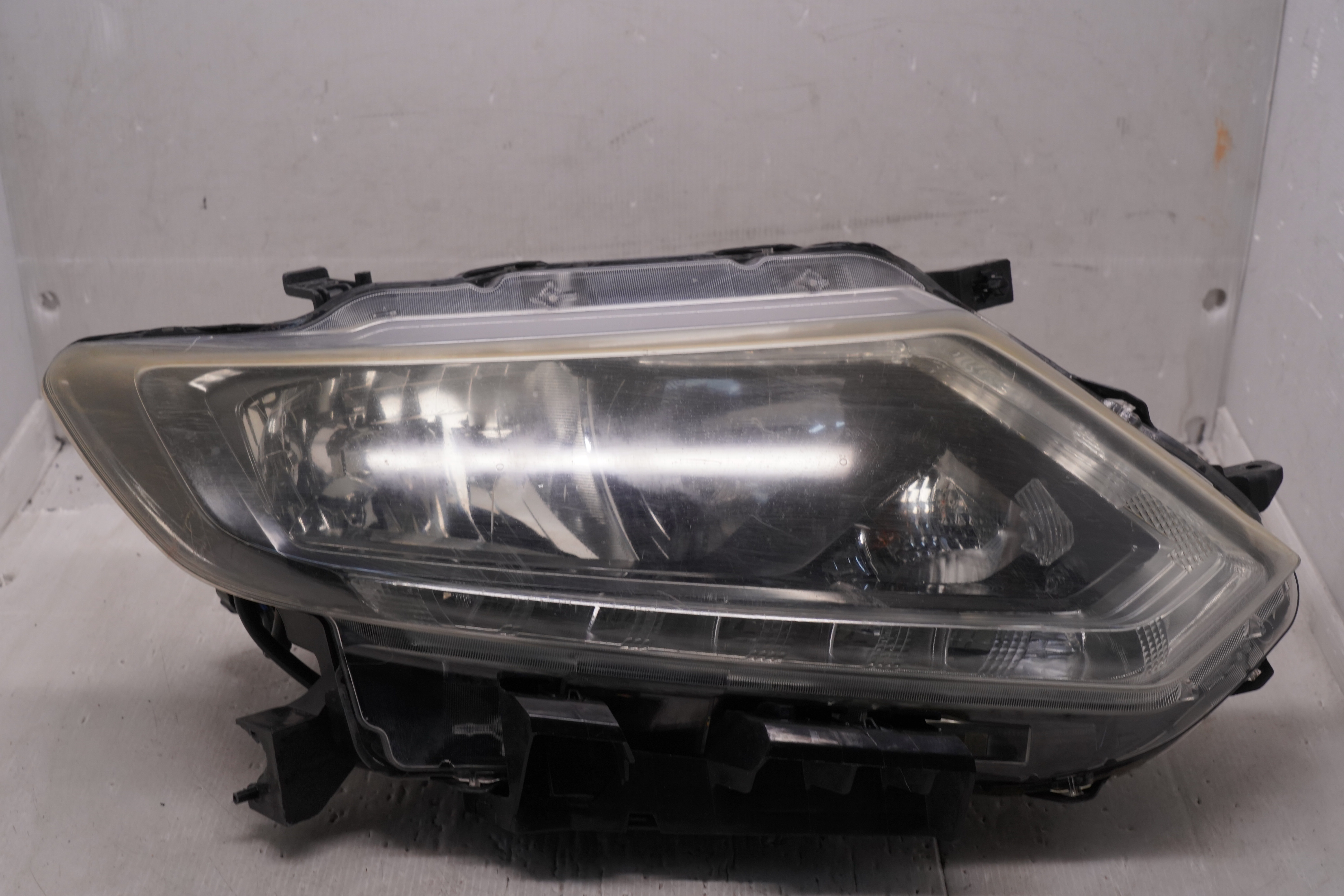 NISSAN X-TRAIL 2014-2016 HALOGEN R.H.S HEADLIGHT GENUINE
