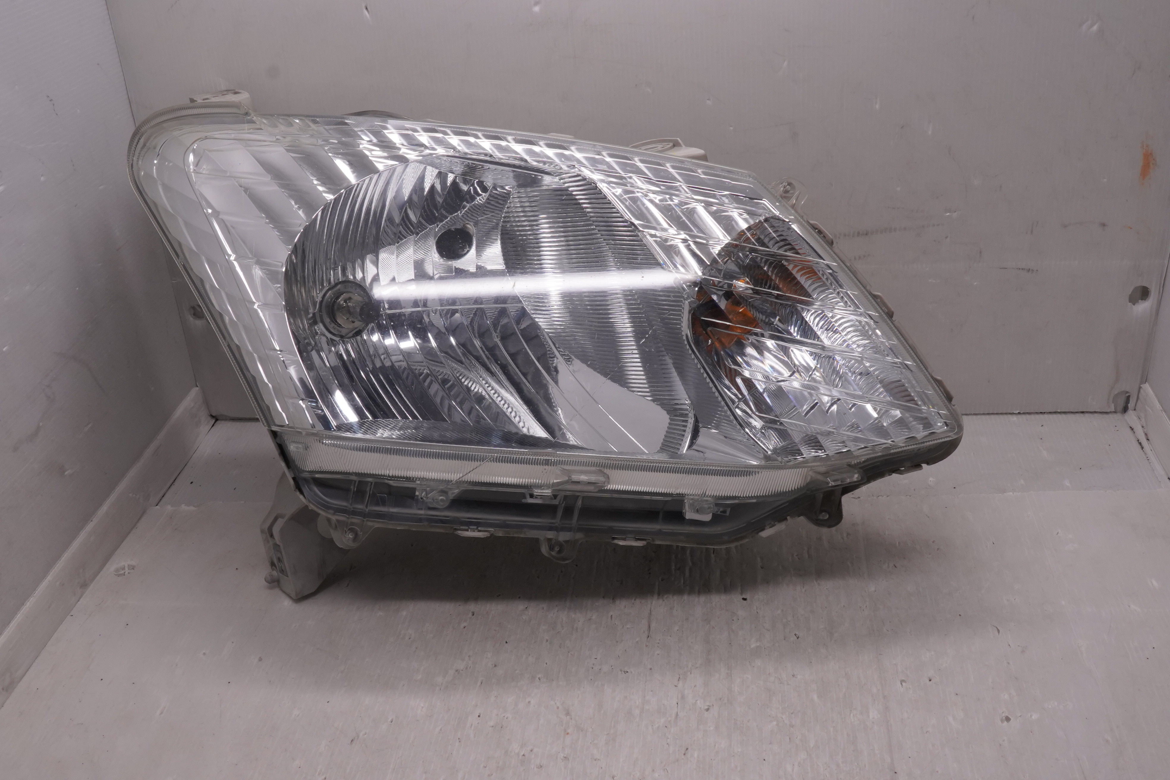 ISUZU D-MAX 2012-2015 HALOGEN R.H.S HEADLIGHT GENUINE