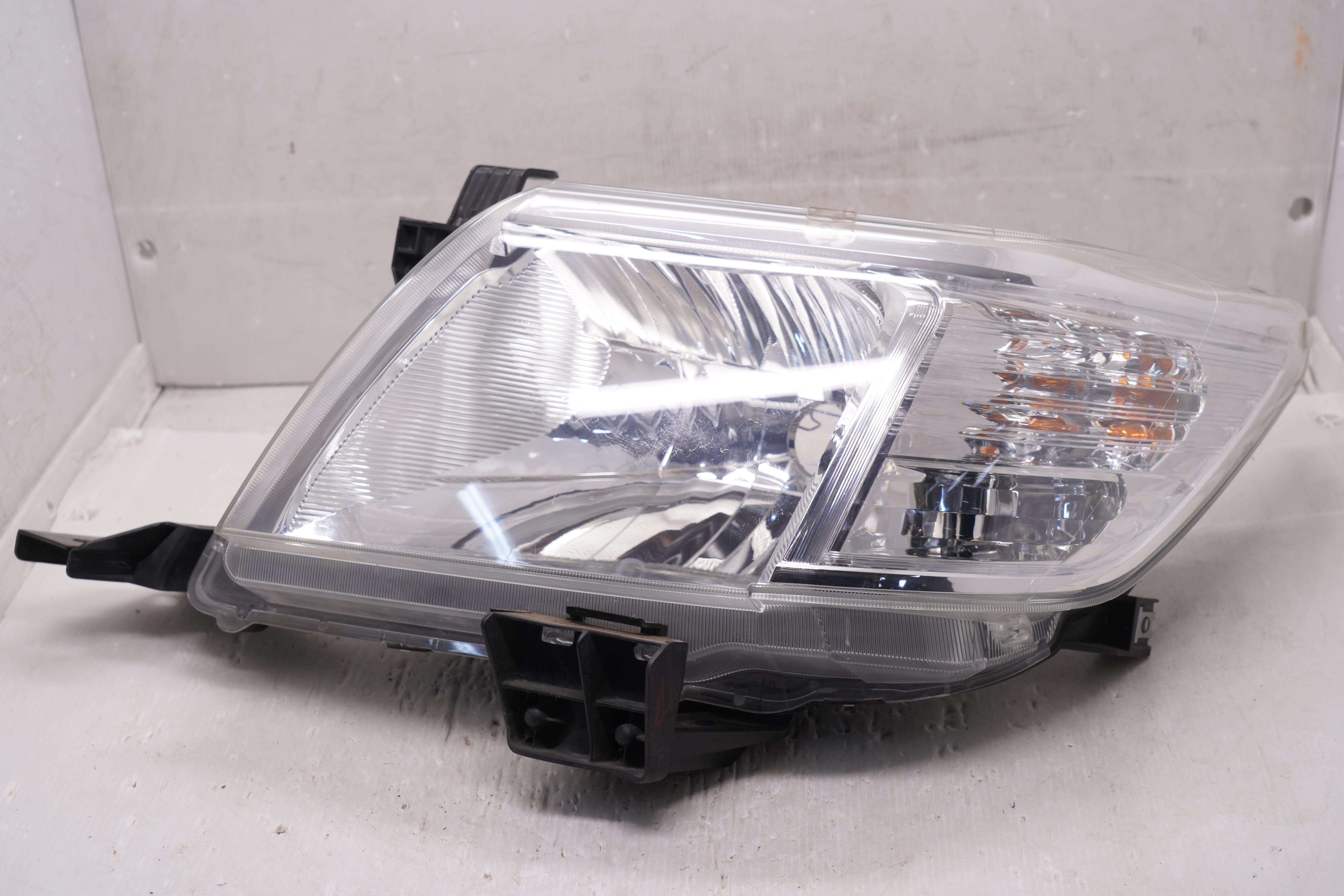 TOYOTA HILUX VIGO 2011-2014 HALOGEN L.H.S HEADLIGHT GENUINE