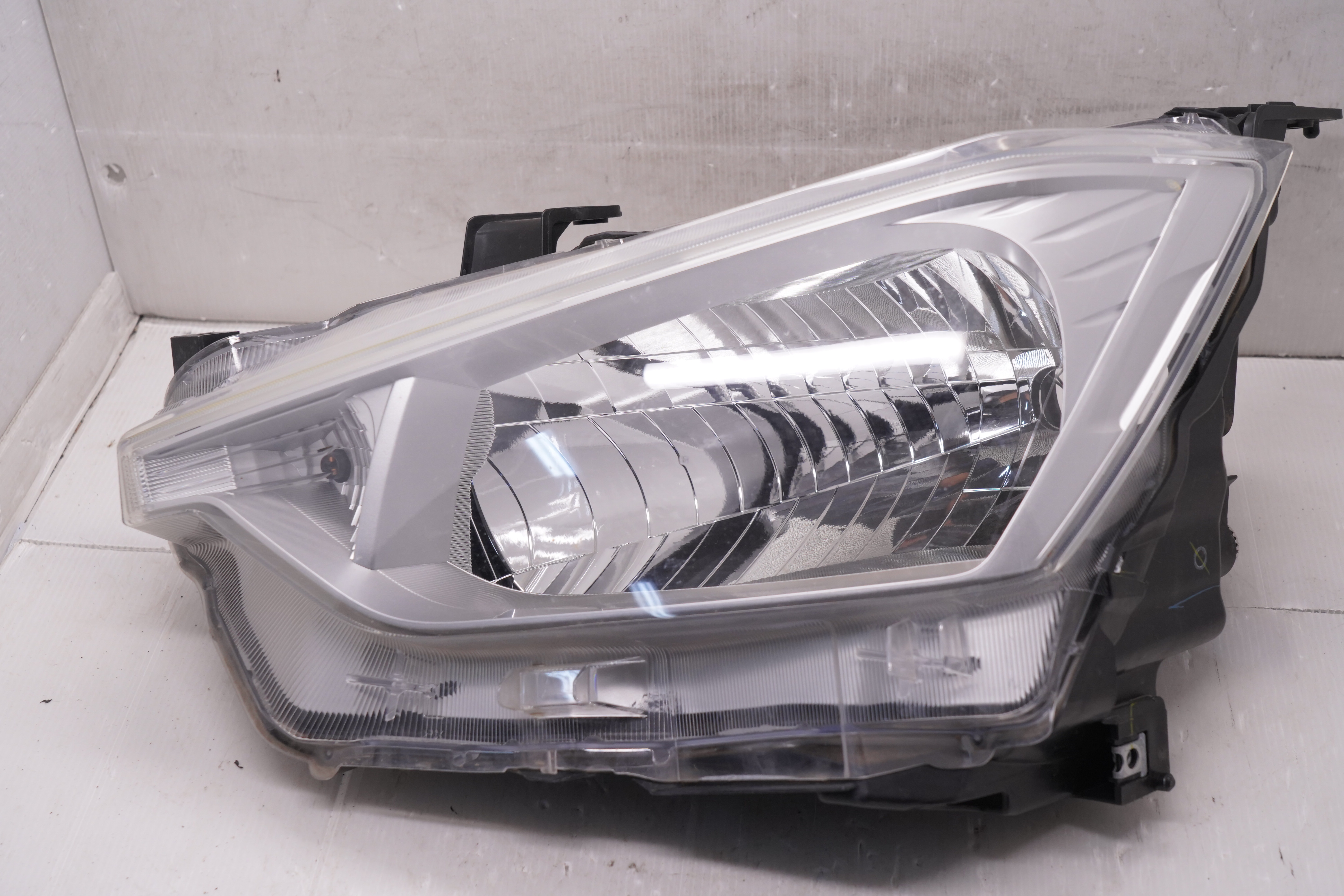 ISUZU D-MAX SX 2021-2023 HALOGEN R.H.S HEADLIGHT GENUINE