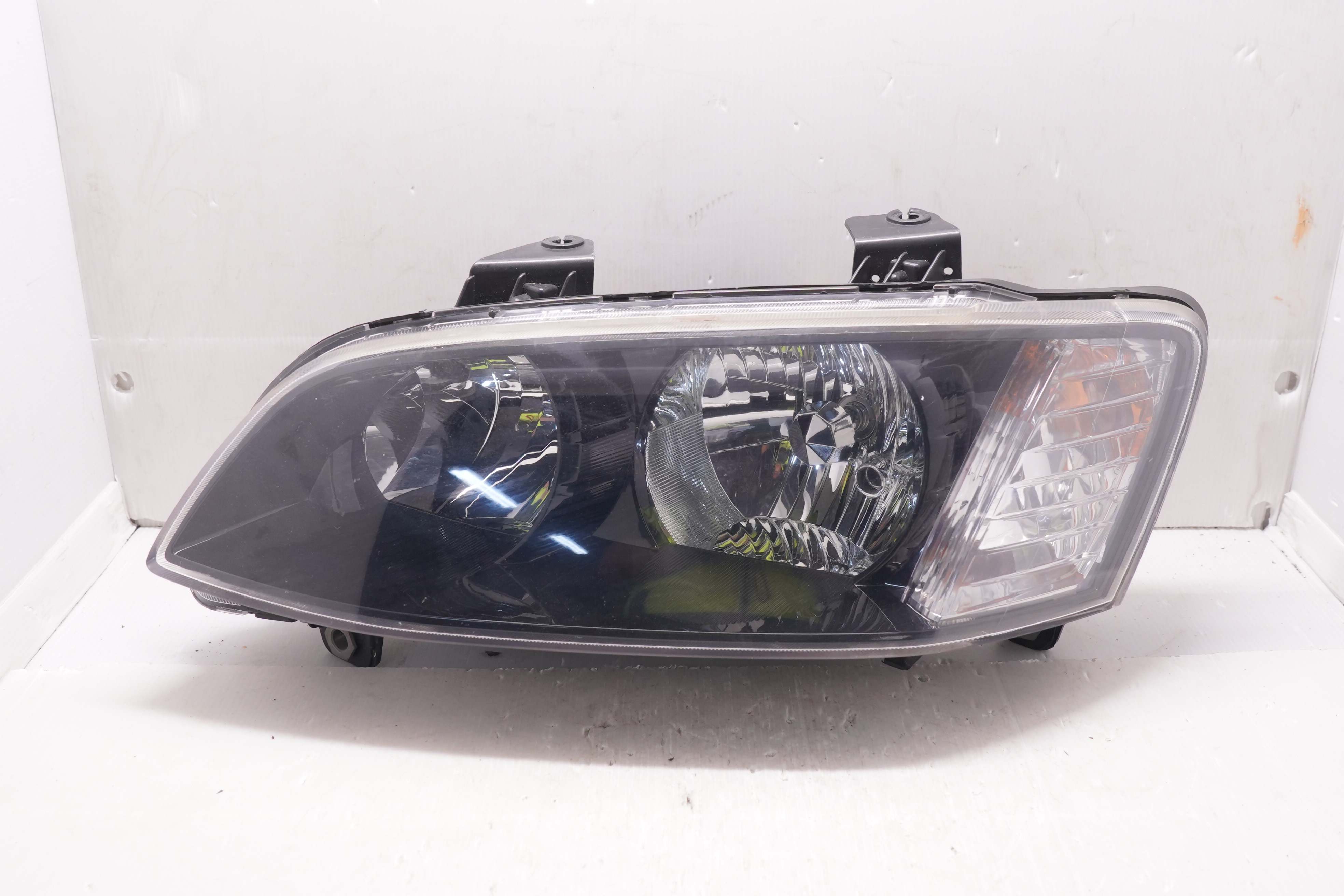 HOLDEN COMMODORE SV6 VE 2007-2010 HALOGEN L.H.S HEADLIGHT GENUINE