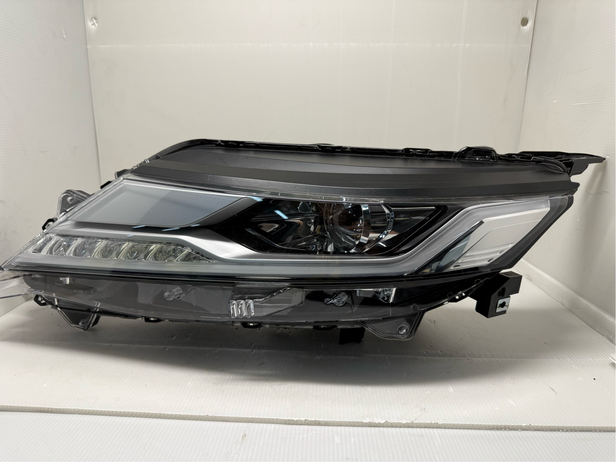 MITSUBISHI PAJERO SPORT 2019-2023 L.H.S HEADLIGHT GENUINE