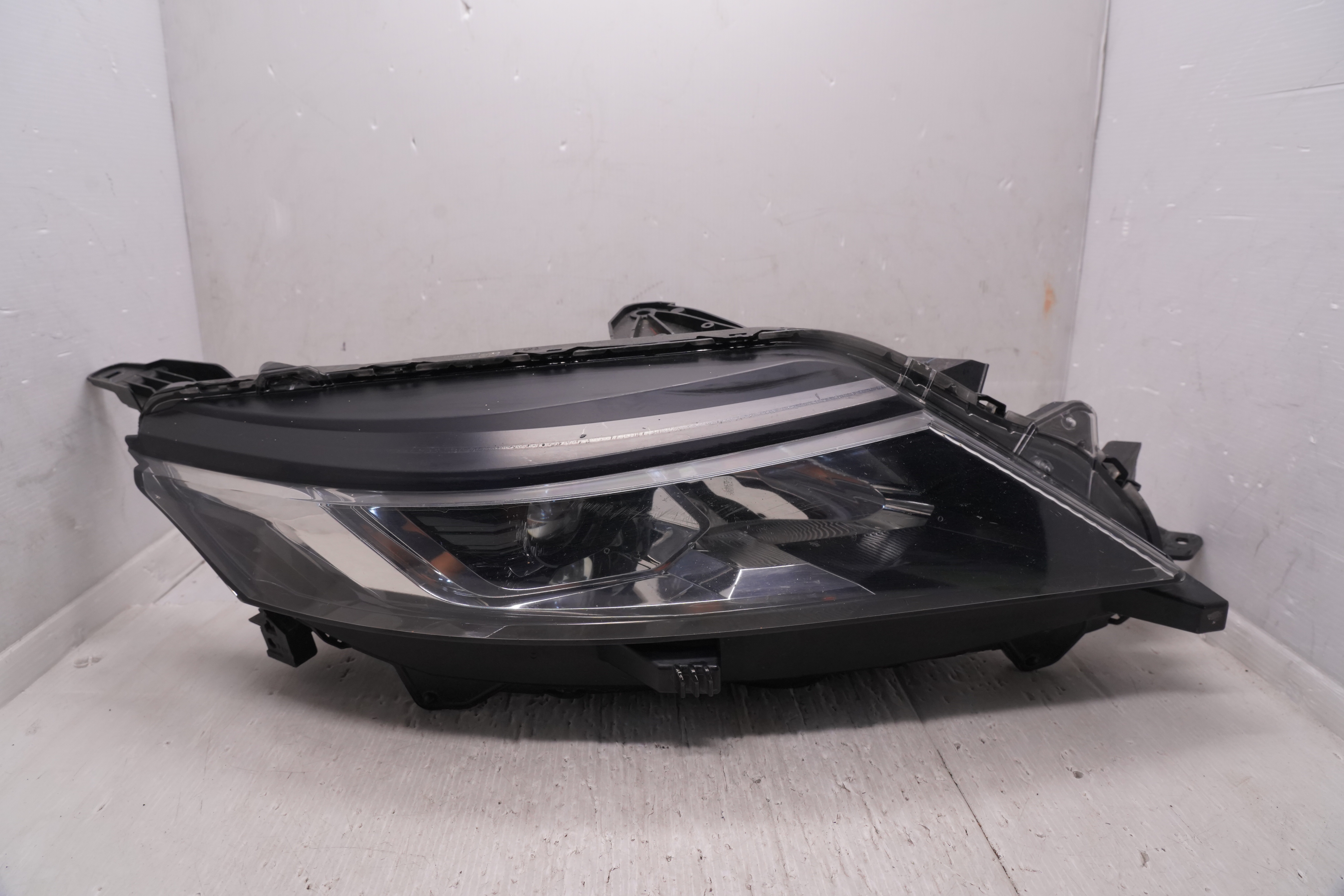 MITSUBISHI TRITON L200 2019-2023 HALOGEN R.H.S HEADLIGHT GENUINE