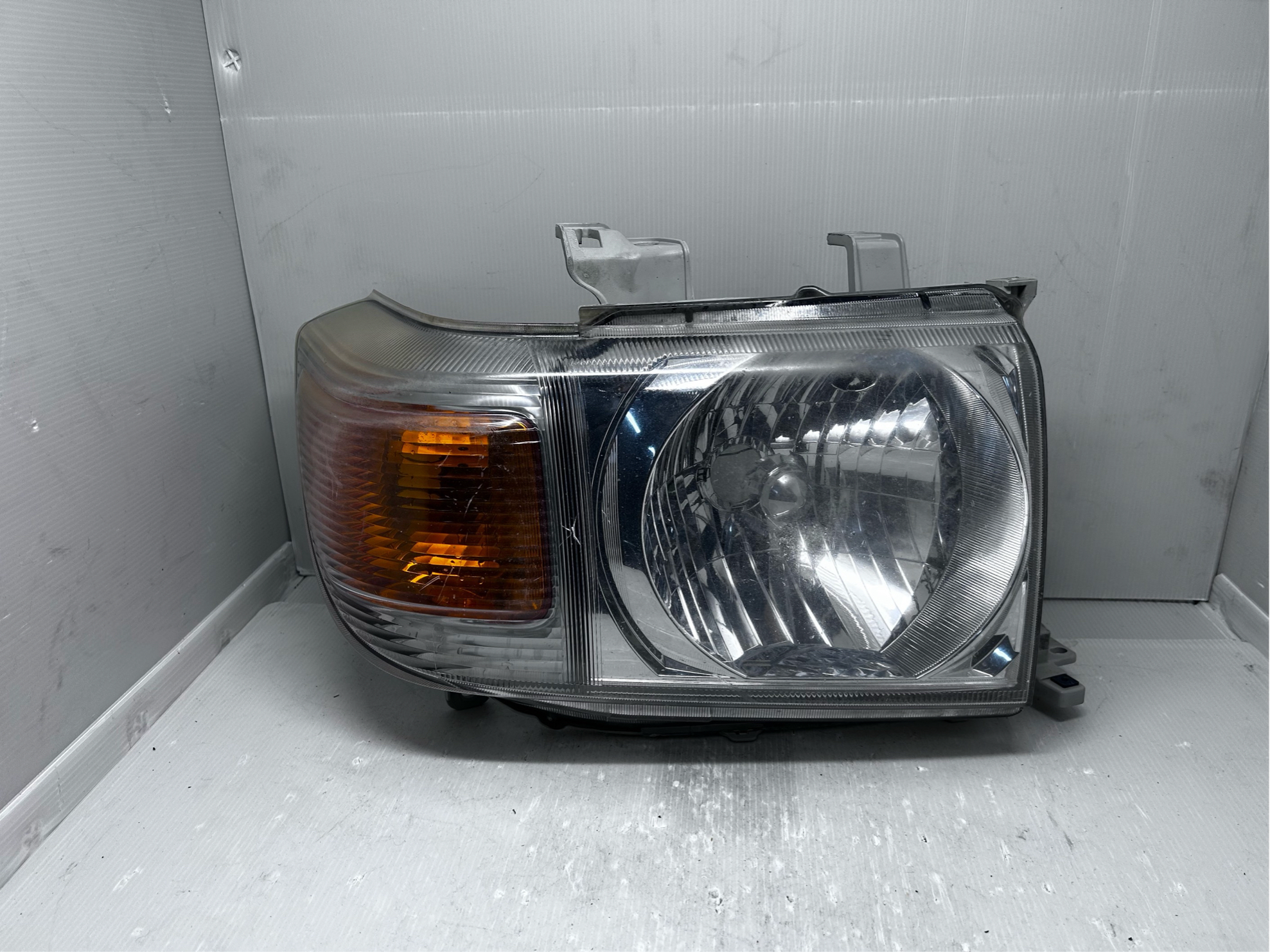 TOYOTA LANDCRUISER 70 SERIES VDJ76R 2006-2008 HALOGEN L.H.S HEADLIGHT GENUINE