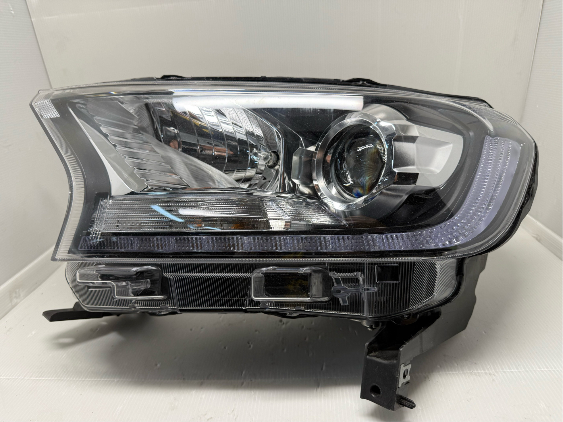Ford EVEREST/RANGER 2015-2019 XENON L.H.S HEADLIGHT GENUINE