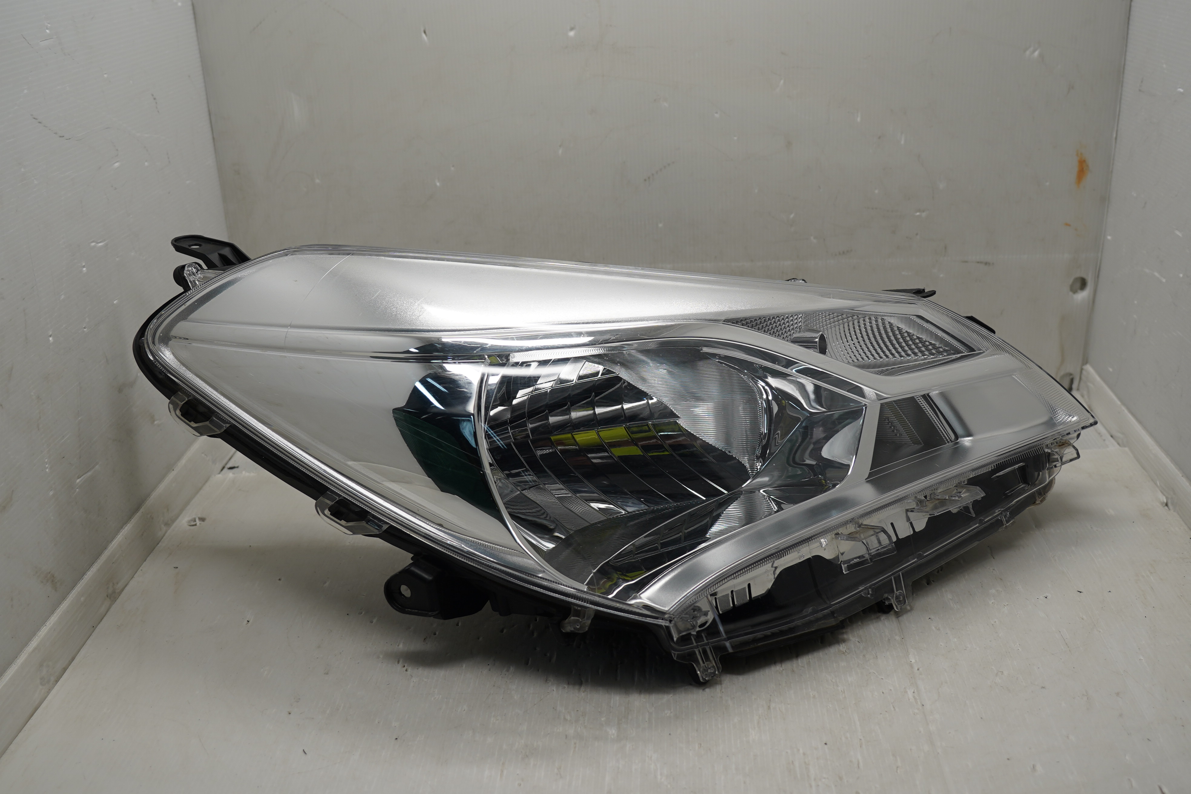 TOYOTA YARIS/VITZ NSP130 2017-2019 HALOGEN R.H.S HEADLIGHT GENUINE