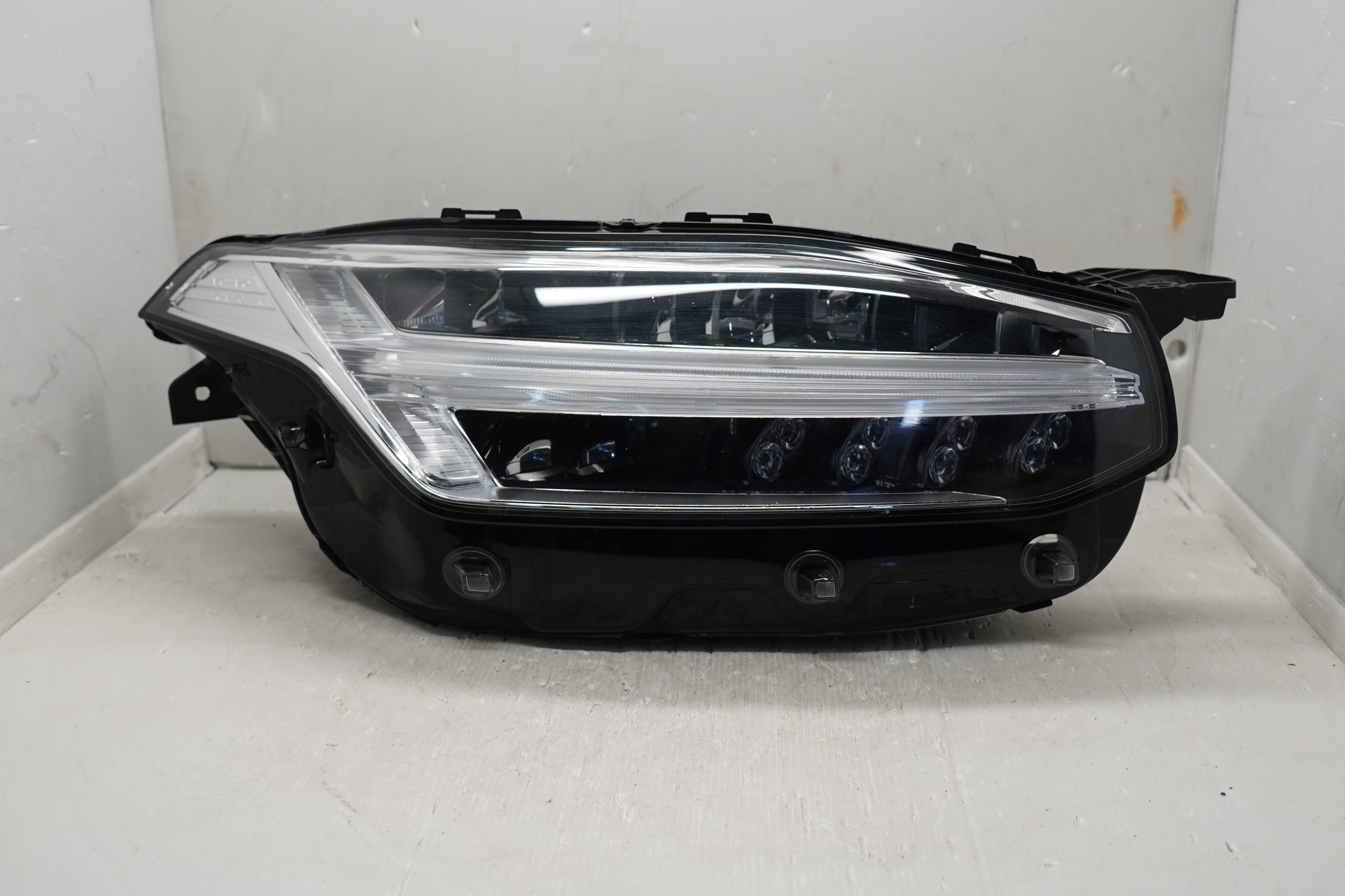VOLVO XC90 T6 T8 2015-2023 LED R.H.S HEADLIGHT GENUINE