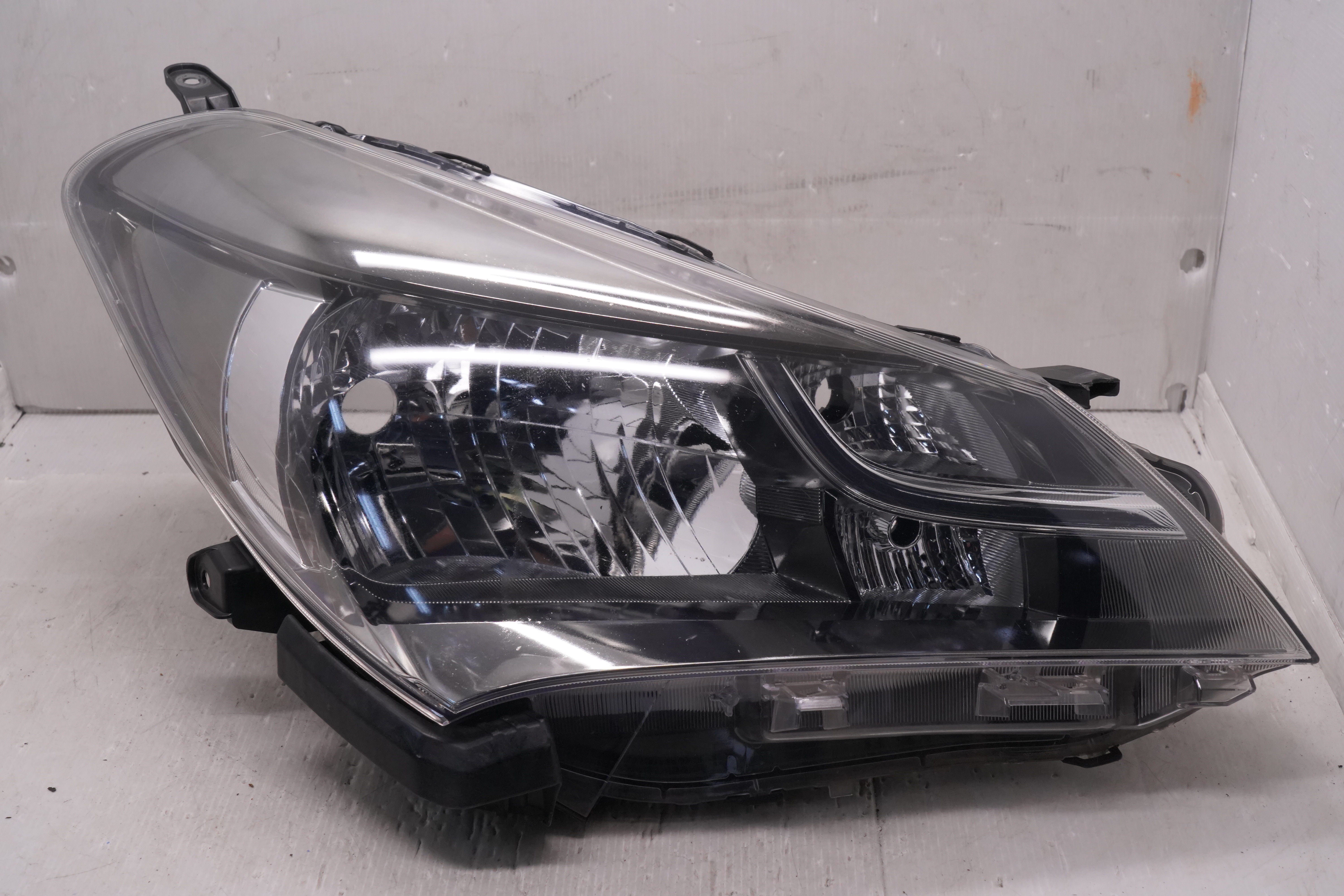 TOYOTA YARIS NCP130R 2014-2016 HALOGEN R.H.S HEADLIGHT GENUINE