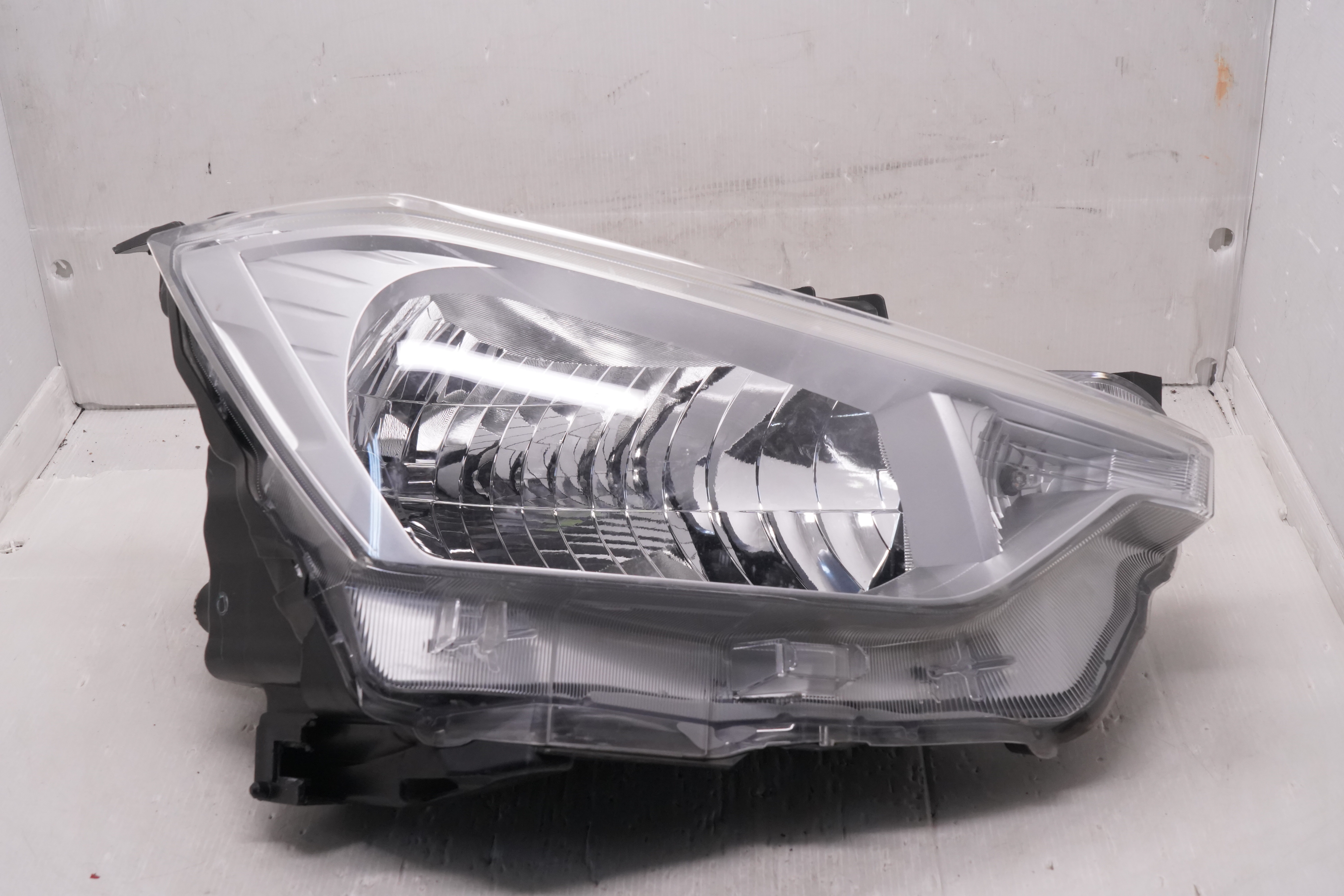 ISUZU D-MAX SX 2021-2023 HALOGEN R.H.S HEADLIGHT GENUINE