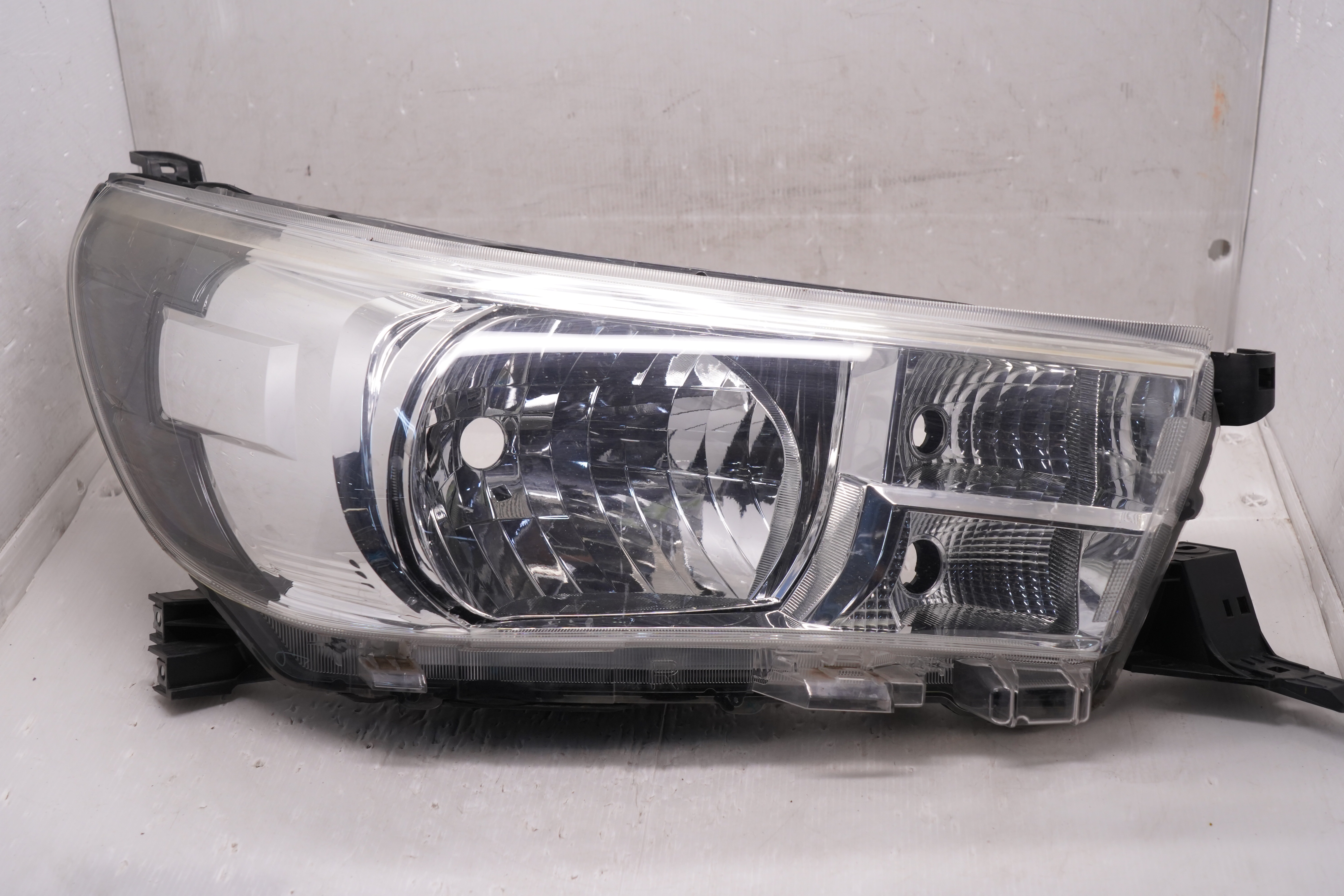 Toyota HILUX REVO 2015-2019 HALOGEN R.H.S HEADLIGHT GENUINE