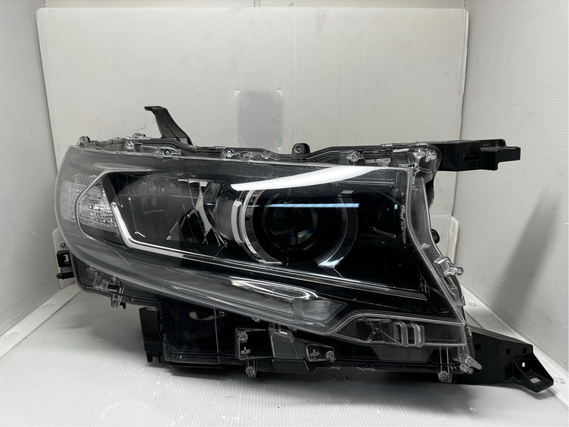 TOYOTA LANDCRUISER PRADO 150 GDJ150R 2018-2022 LED R.H.S HEADLIGHT GENUINE