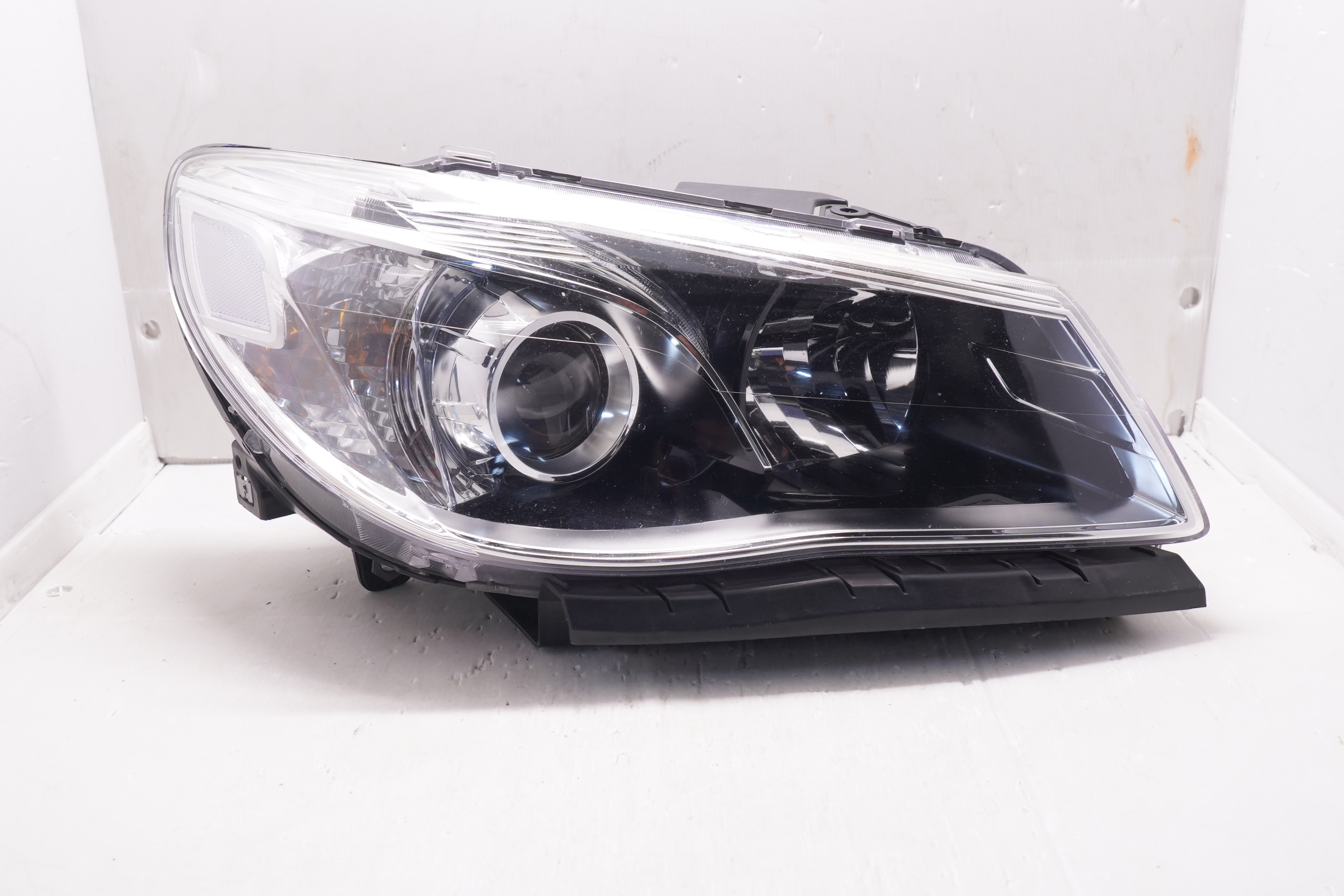 HOLDEN COMMODORE VF SV6 2013-2017 HALOGEN R.H.S HEADLIGHT GENUINE