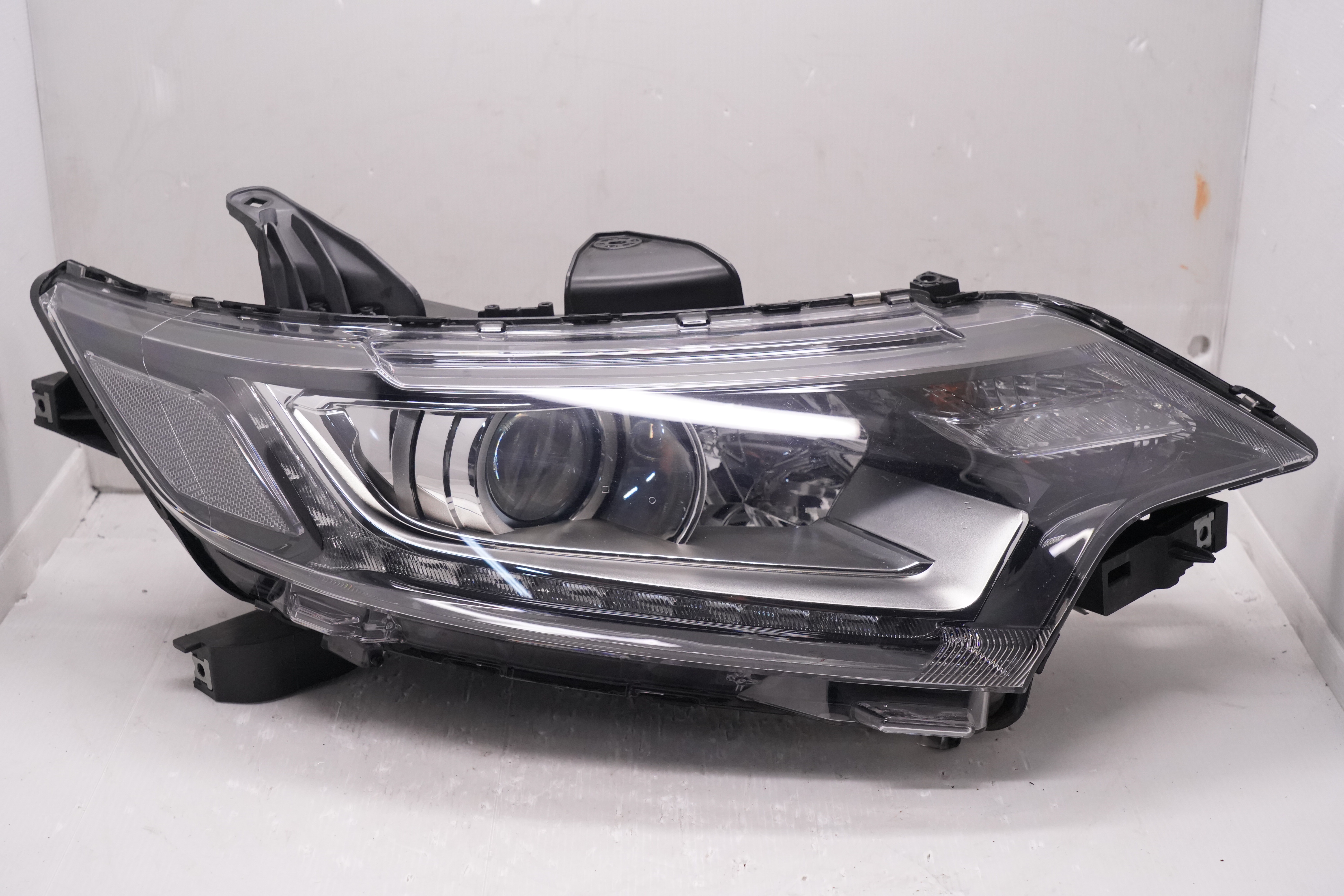 MITSUBISHI OUTLANDER 2016-2020 HALOGEN R.H.S HEADLIGHT GENUINE