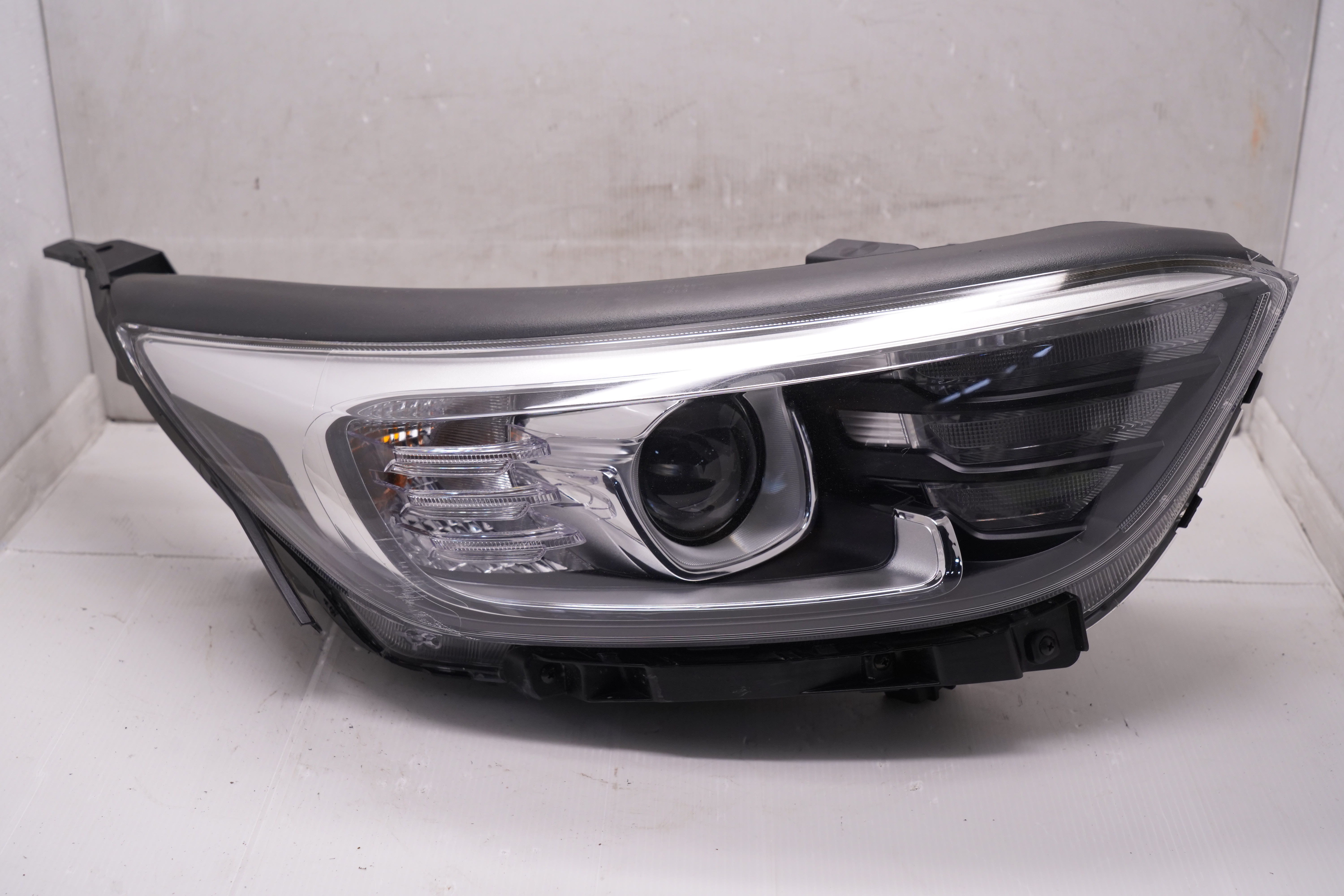 KIA STONIC 2021-2023 HALOGEN R.H.S HEADLIGHT GENUINE