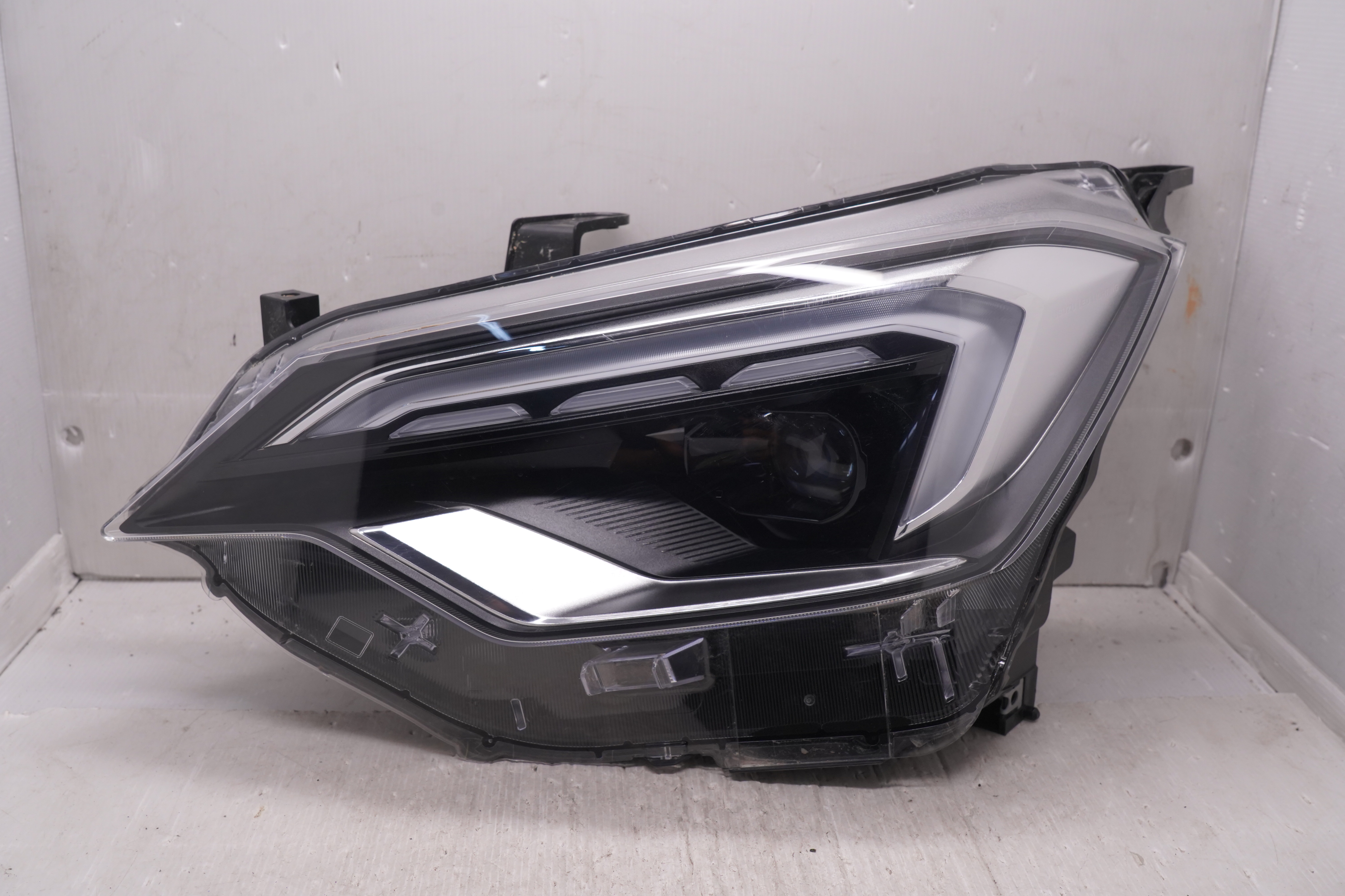 ISUZU D-MAX 2024-2025 LED L.H.S HEADLIGHT GENUINE