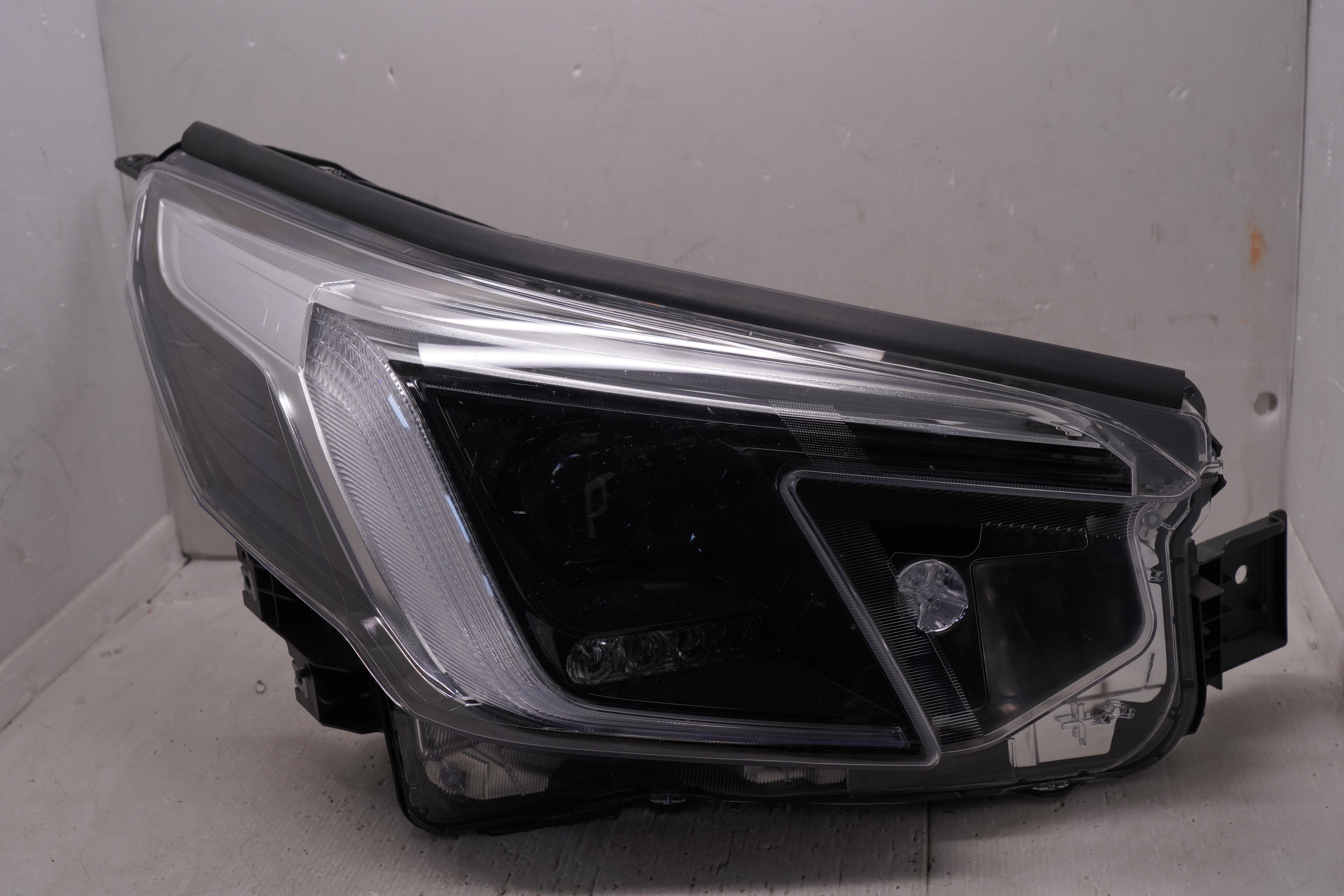 SUBARU FORESTER 2022-2024 LED R.H.S HEADLIGHT GENUINE