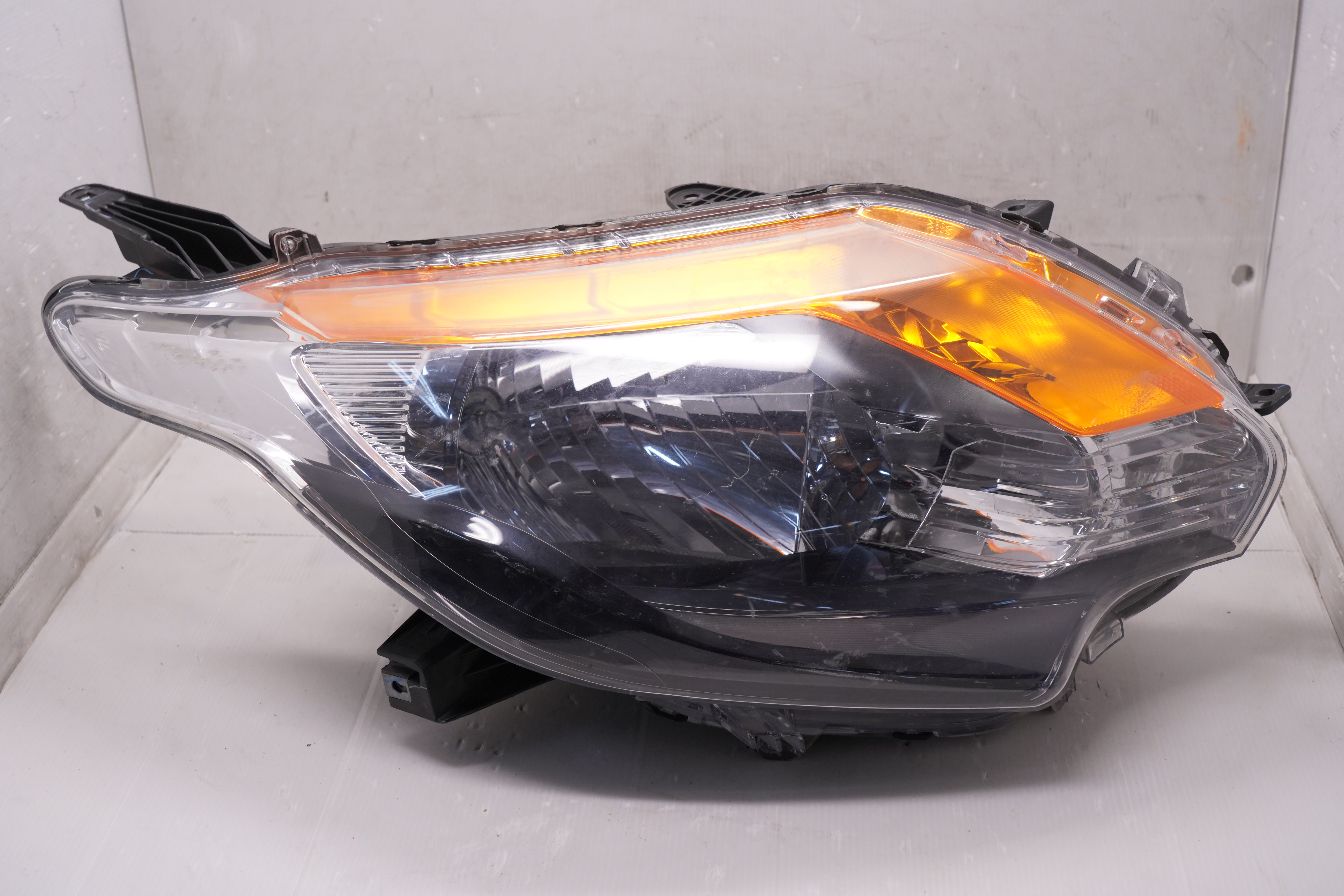 MITSUBISHI TRITON L200 2015-2018 HALOGEN R.H.S HEADLIGHT