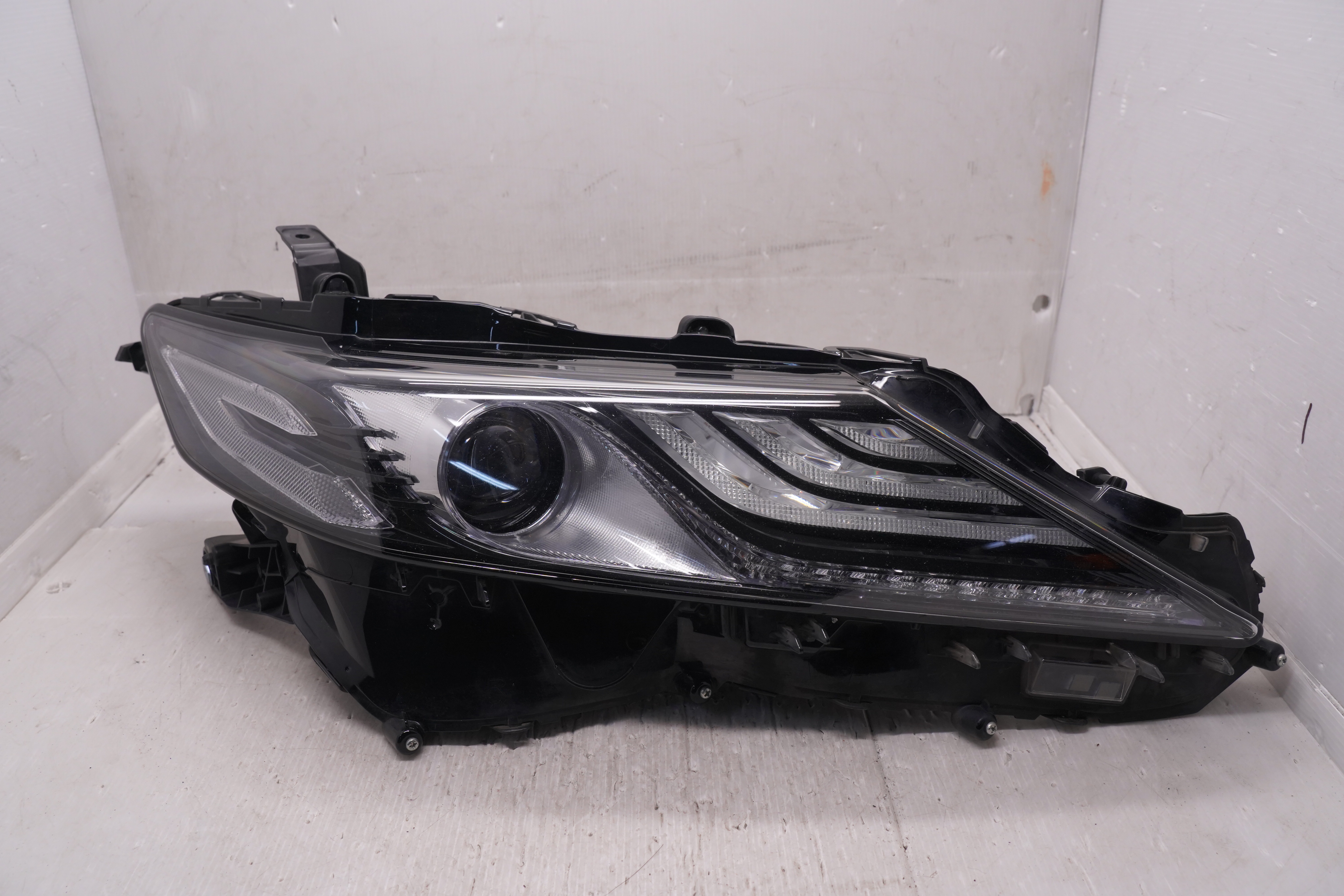 TOYOTA CAMRY ACV70 2019-2023 LED R.H.S HEADLIGHT GENUINE