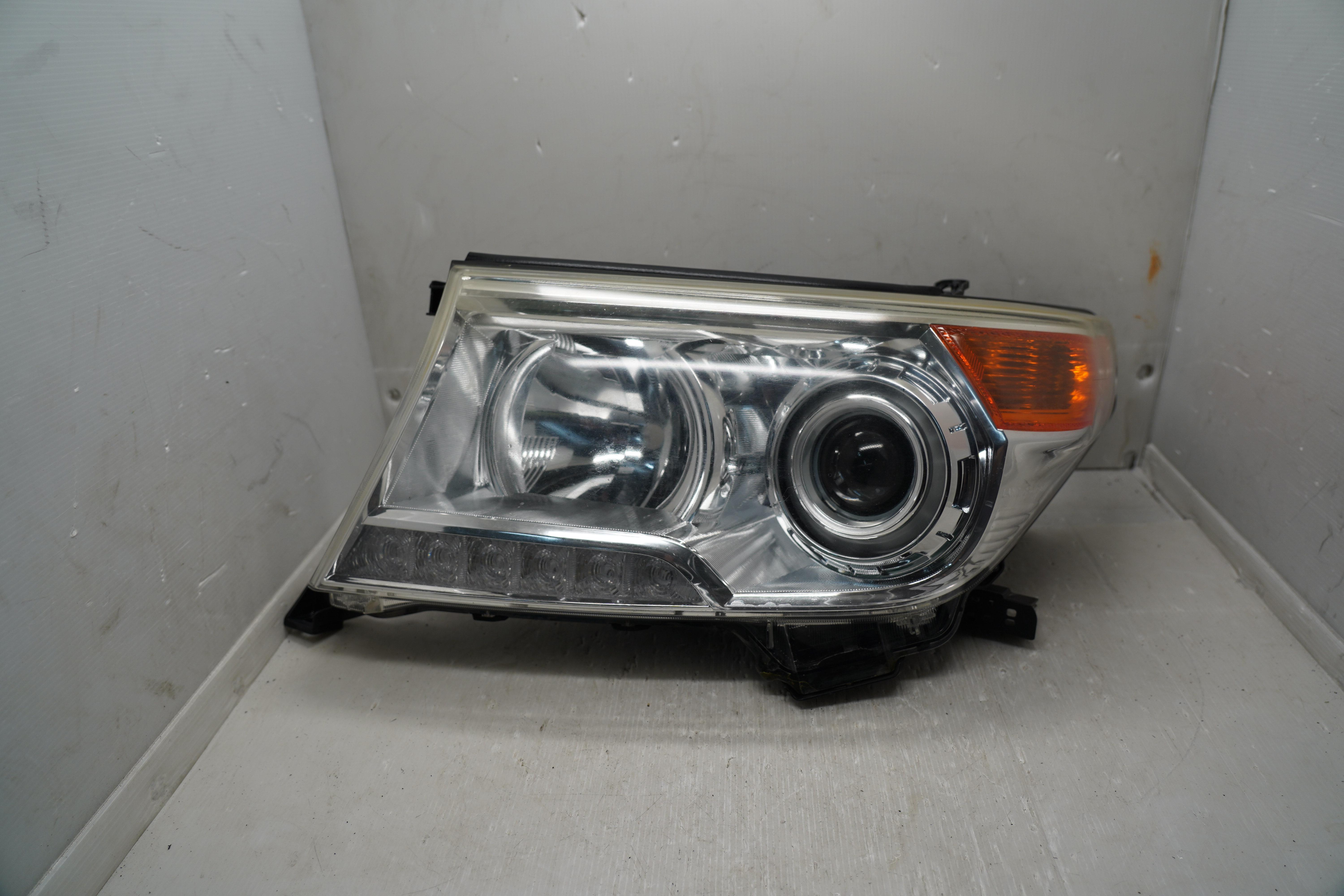 TOYOTA LAND CRUISER 200 SERIES L.H.S HEADLIGHT GUNUINE