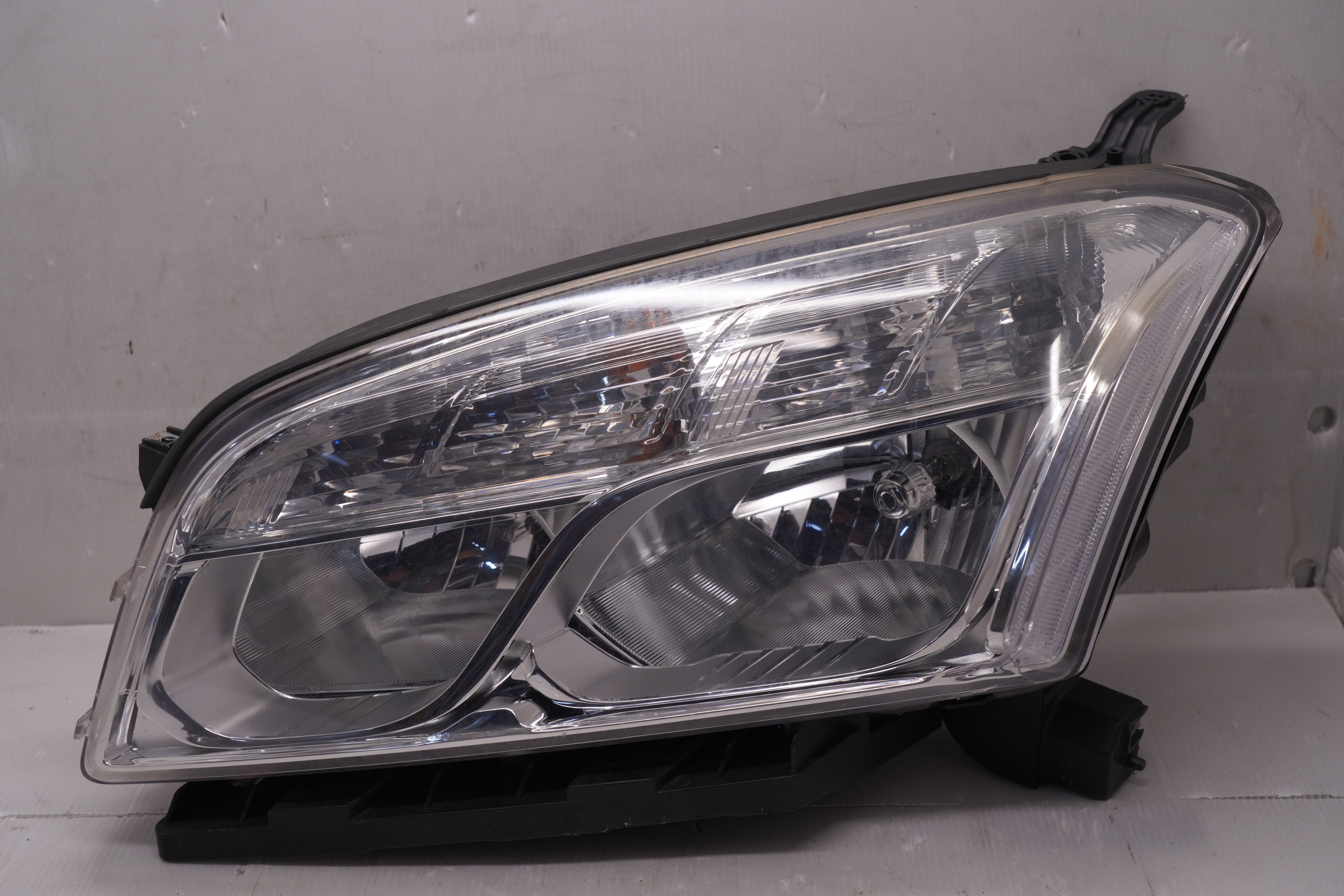 HOLDEN TRAX TRACKER 2013-2016 L.H.S HEADLIGHT GENUINE