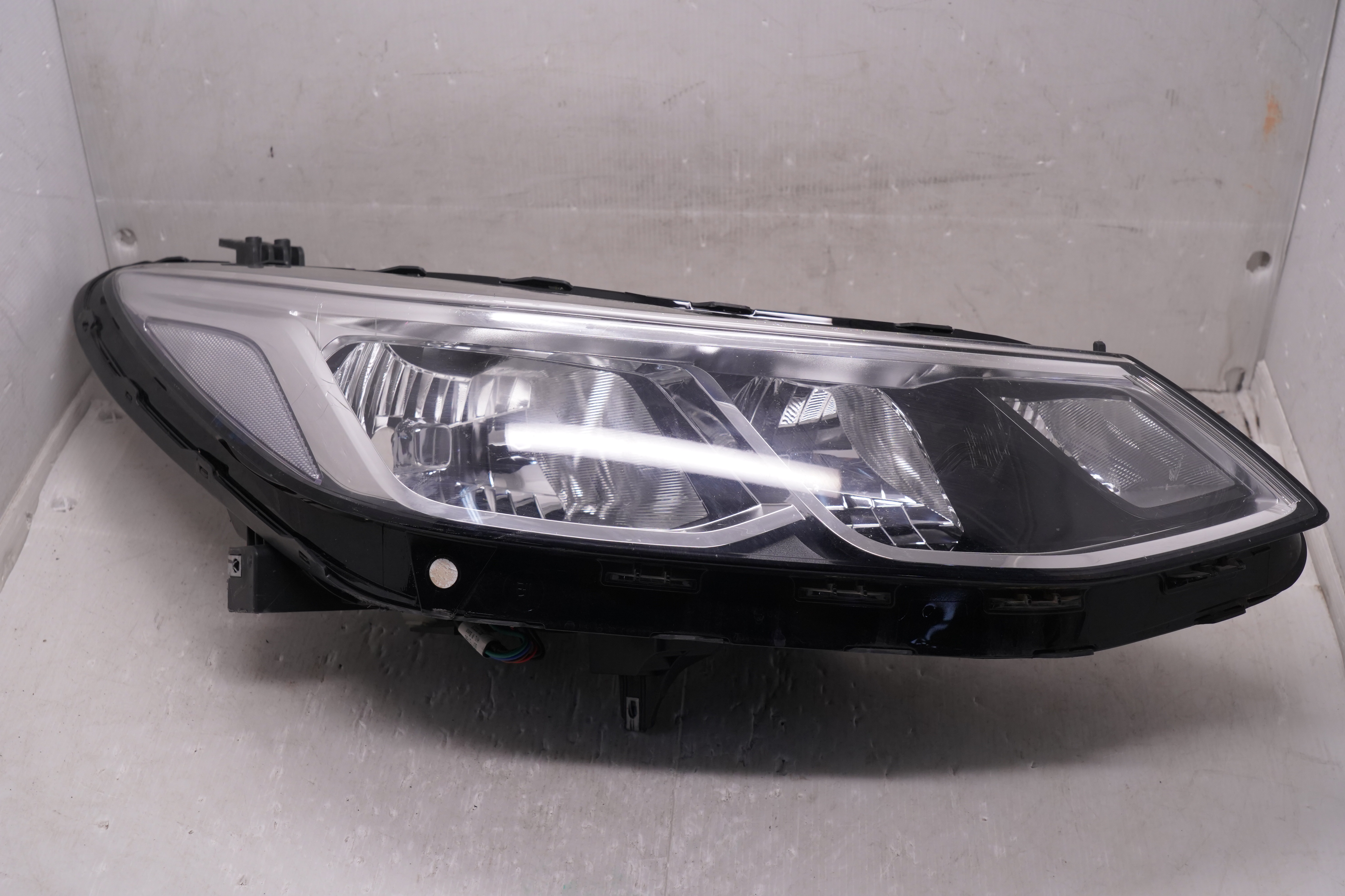 HOLDEN CRUZE 2021-2022 HALOGEN R.H.S HEADLIGHT GENUINE