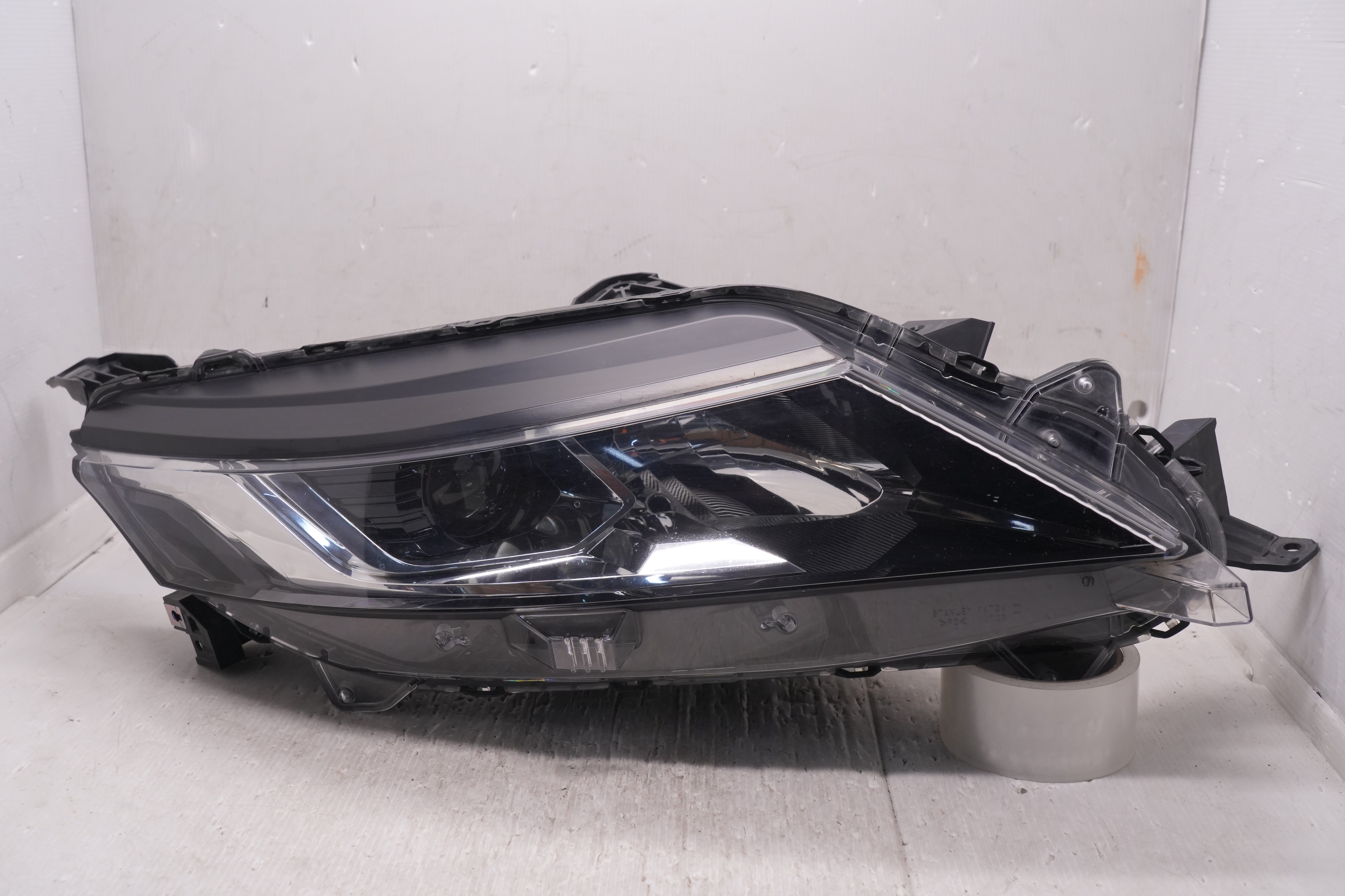 MITSUBISHI TRITON L200 2019-2023 HALOGEN R.H.S HEADLIGHT GENUINE