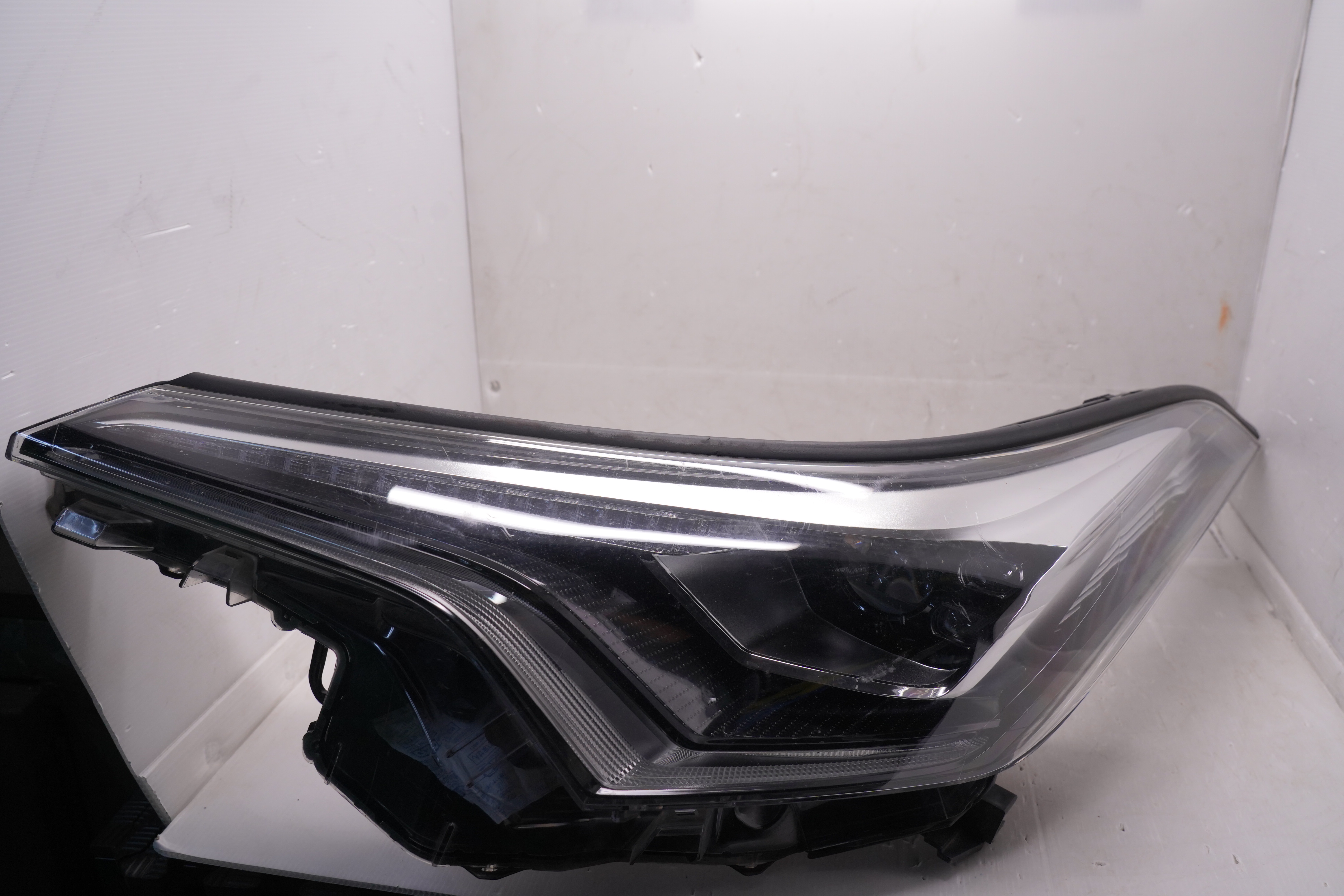 TOYOTA C-HR 2016-2019 LED L.H.S HEADLIGHT GENUINE