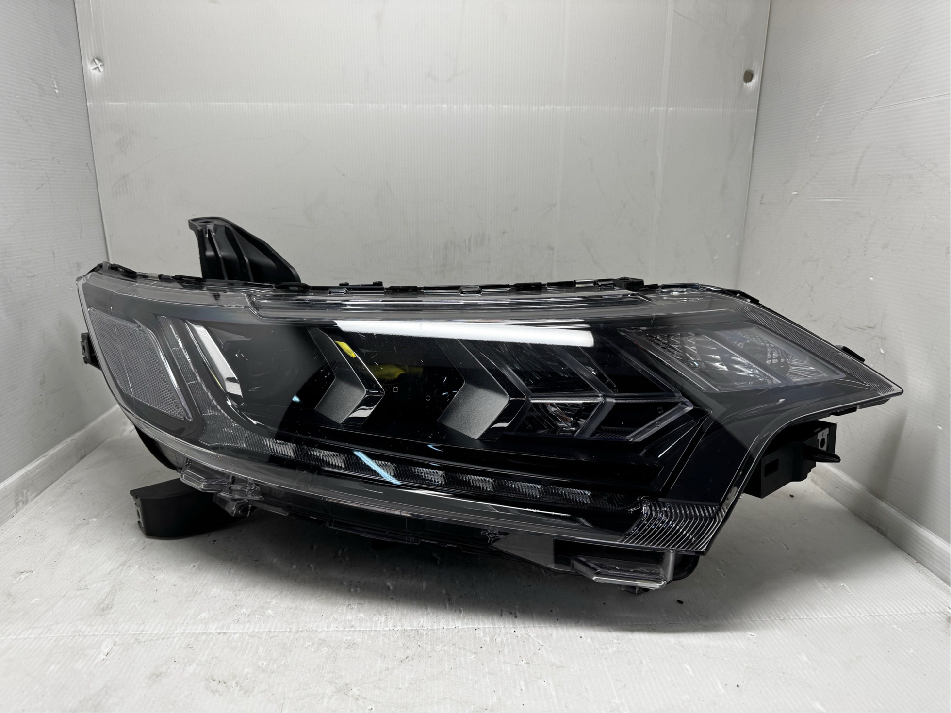 MITSUBISHI OUTLANDER 2016-2020 LED R.H.S HEADLIGHT GENUINE