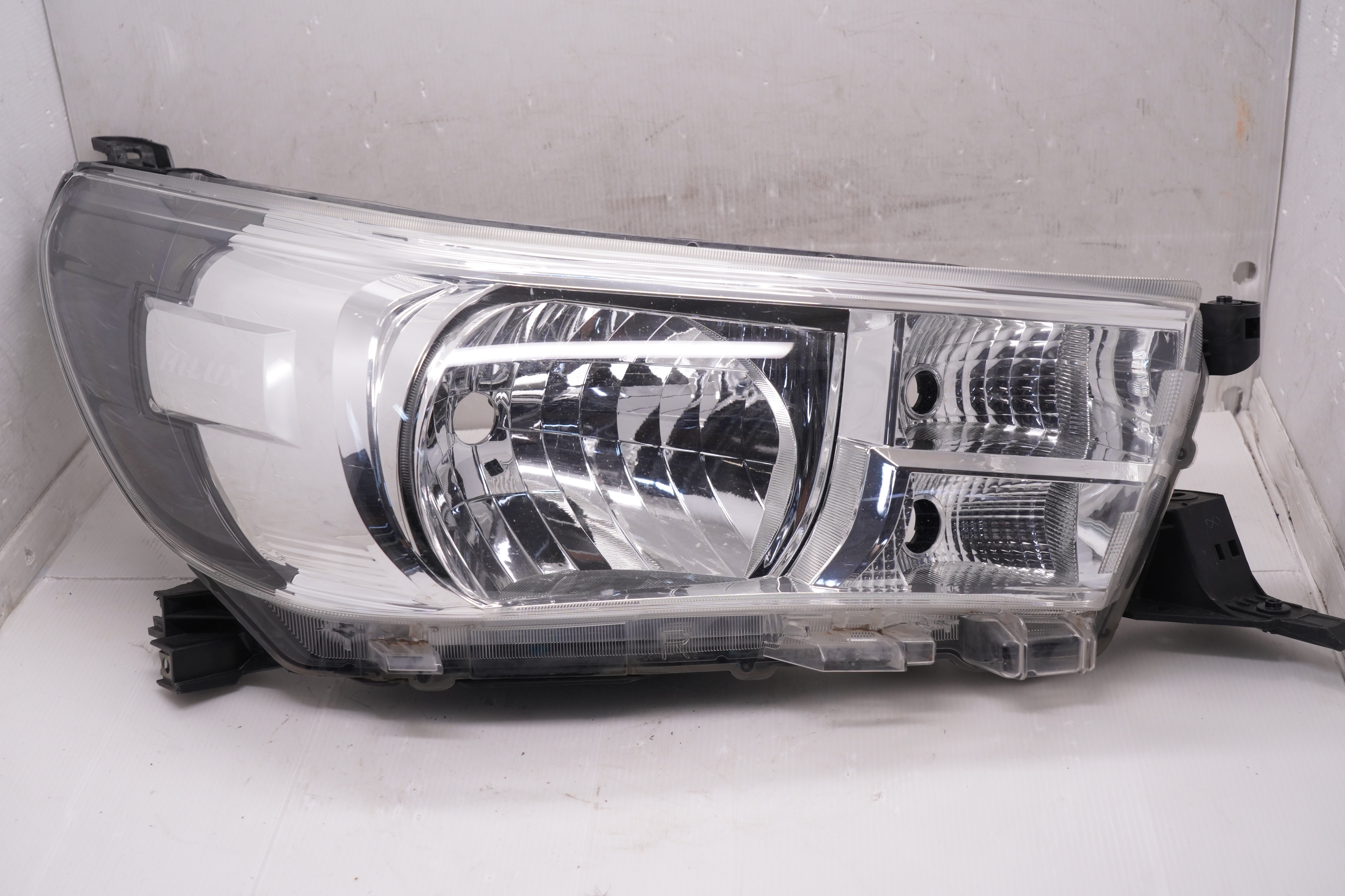 TOYOTA HILUX REVO 2015-2019 HALOGEN R.H.S HEADLIGHT GENUINE