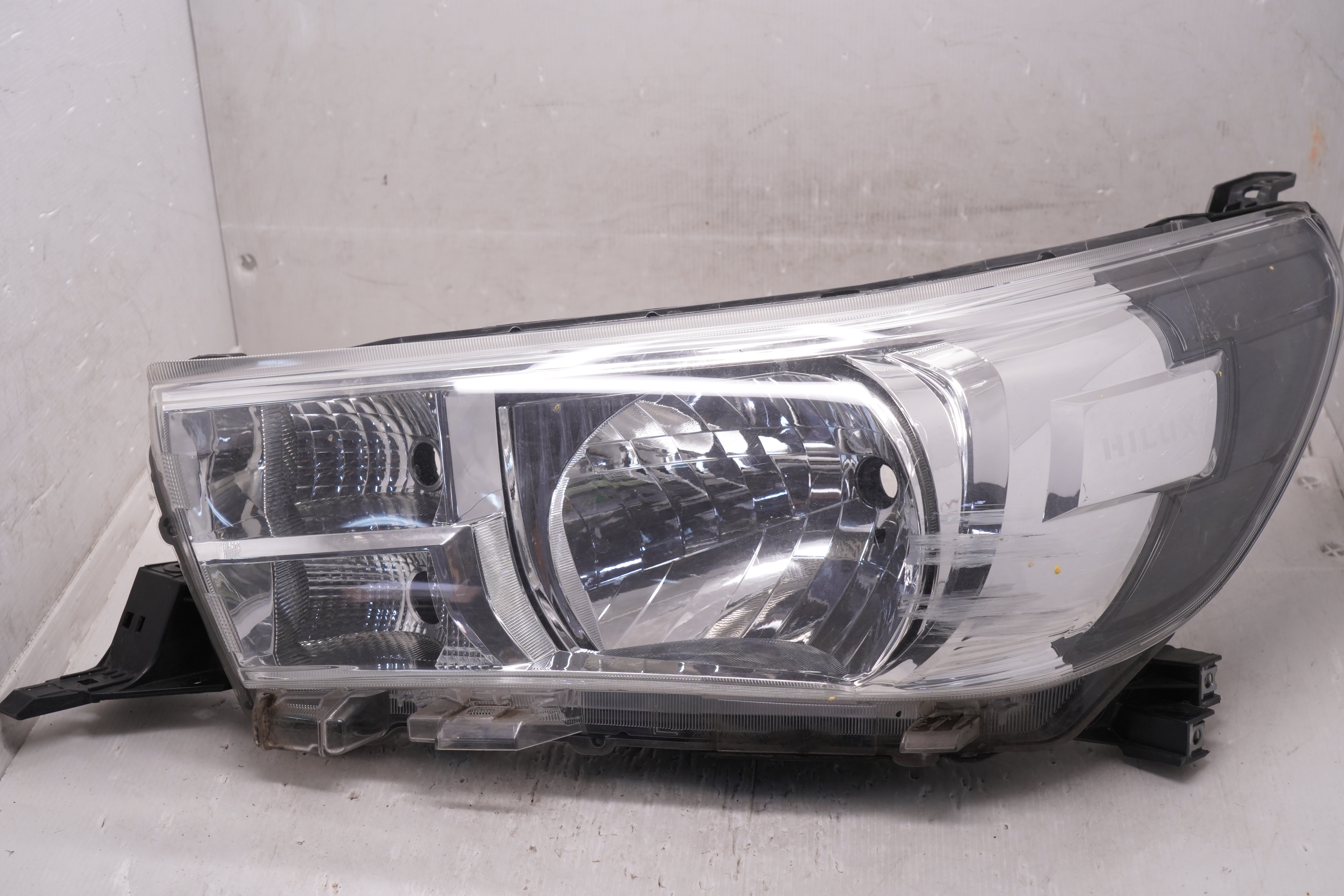 TOYOTA HILUX REVO 2015-2019 HALOGEN L.H.S HEADLIGHT GENUINE