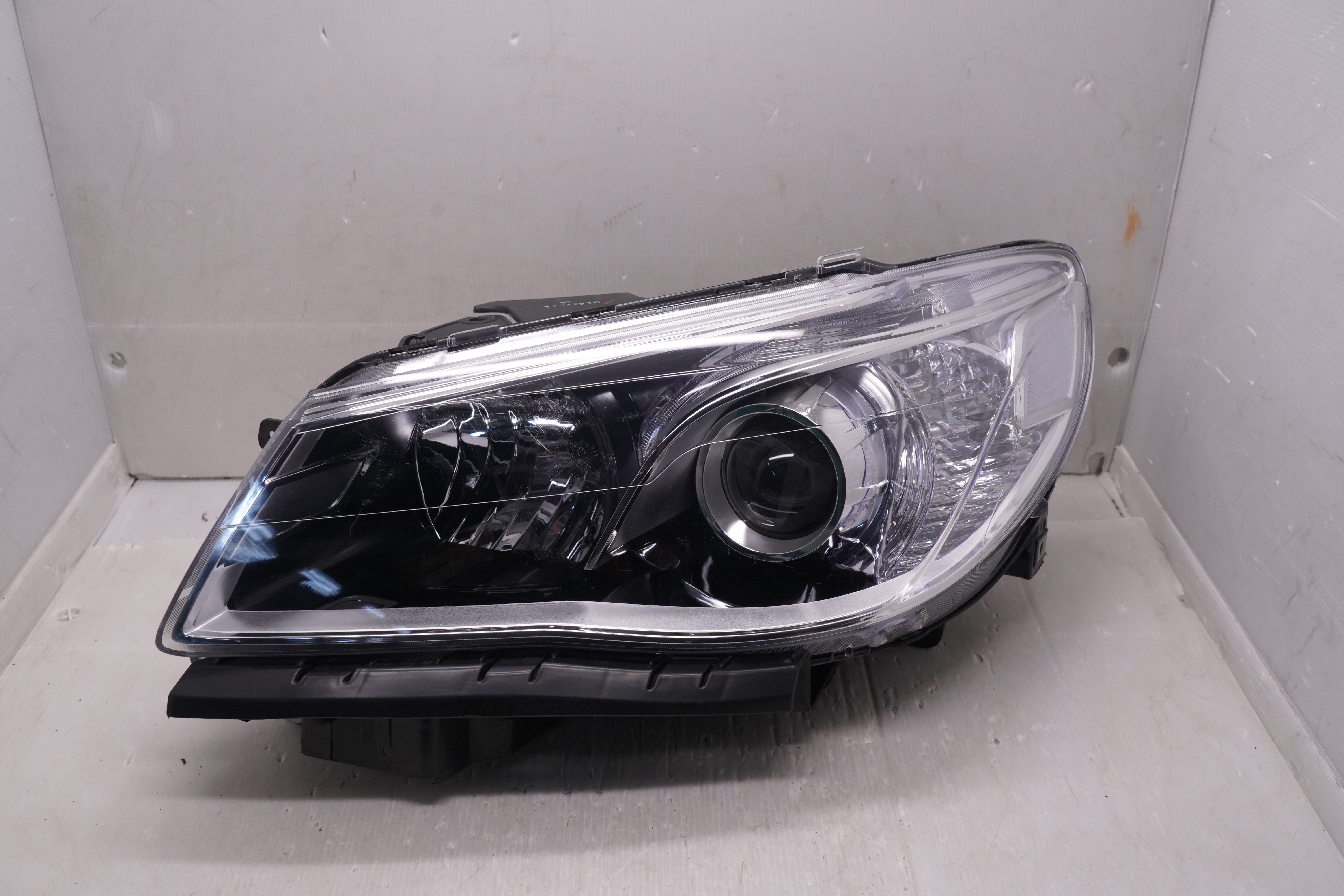 HOLDEN COMMODORE VF SV6 2013-2017 HALOGEN L.H.S HEADLIGHT