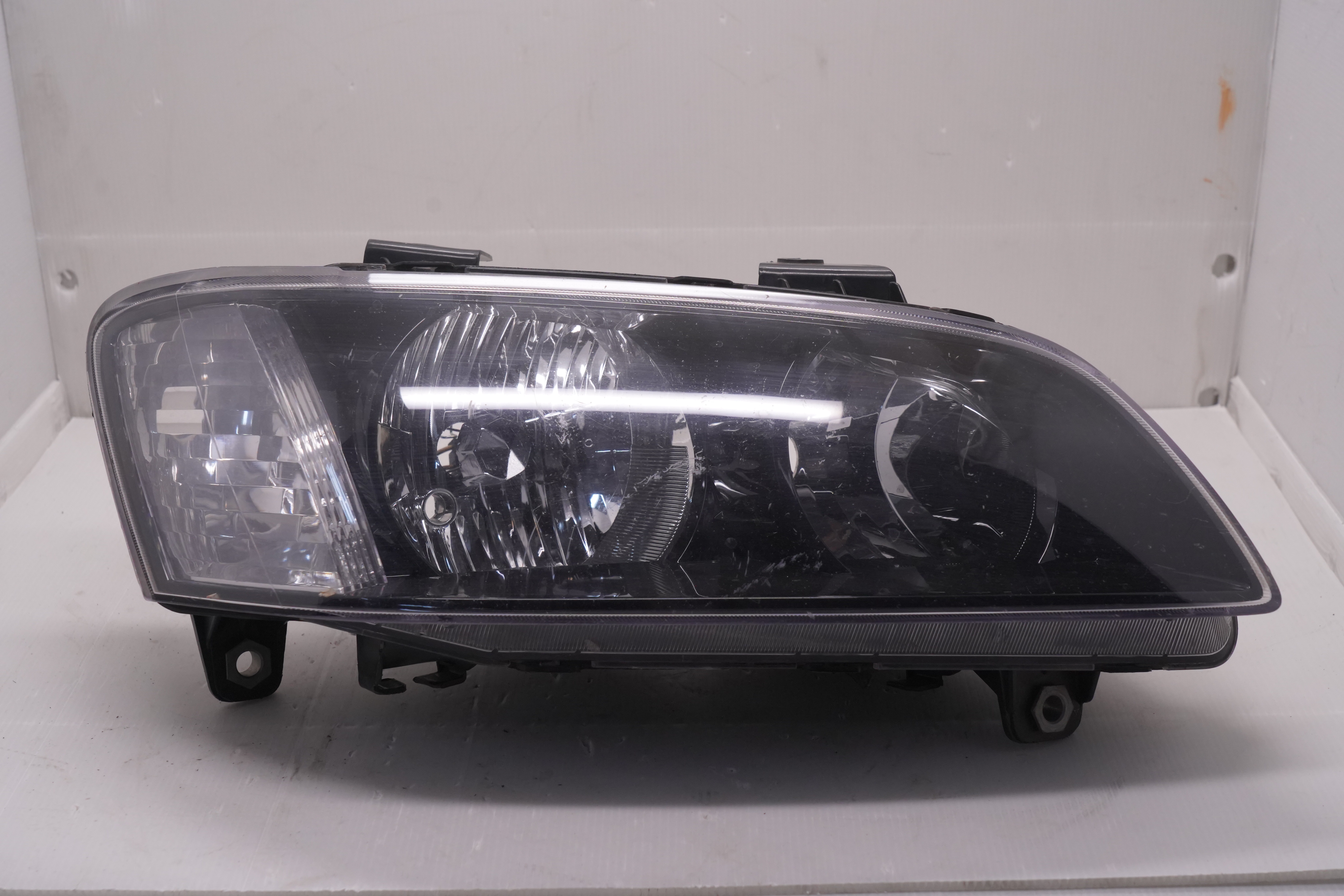 HOLDEN COMMODOER 2008-2011 R.H.S HEADLIGHT GENUINE
