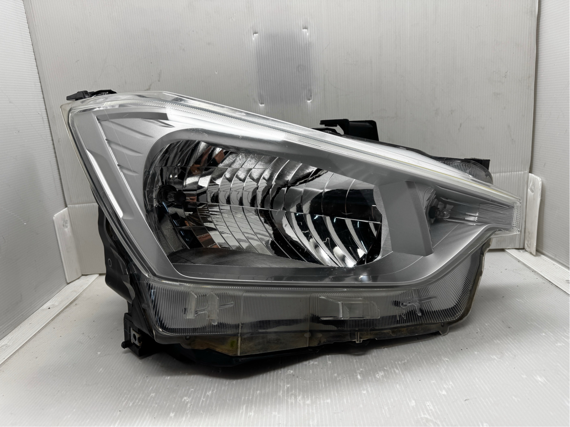 ISUZU D-MAX SX 2021-2023 HALOGEN R.H.S HEADLIGHT GENUINE