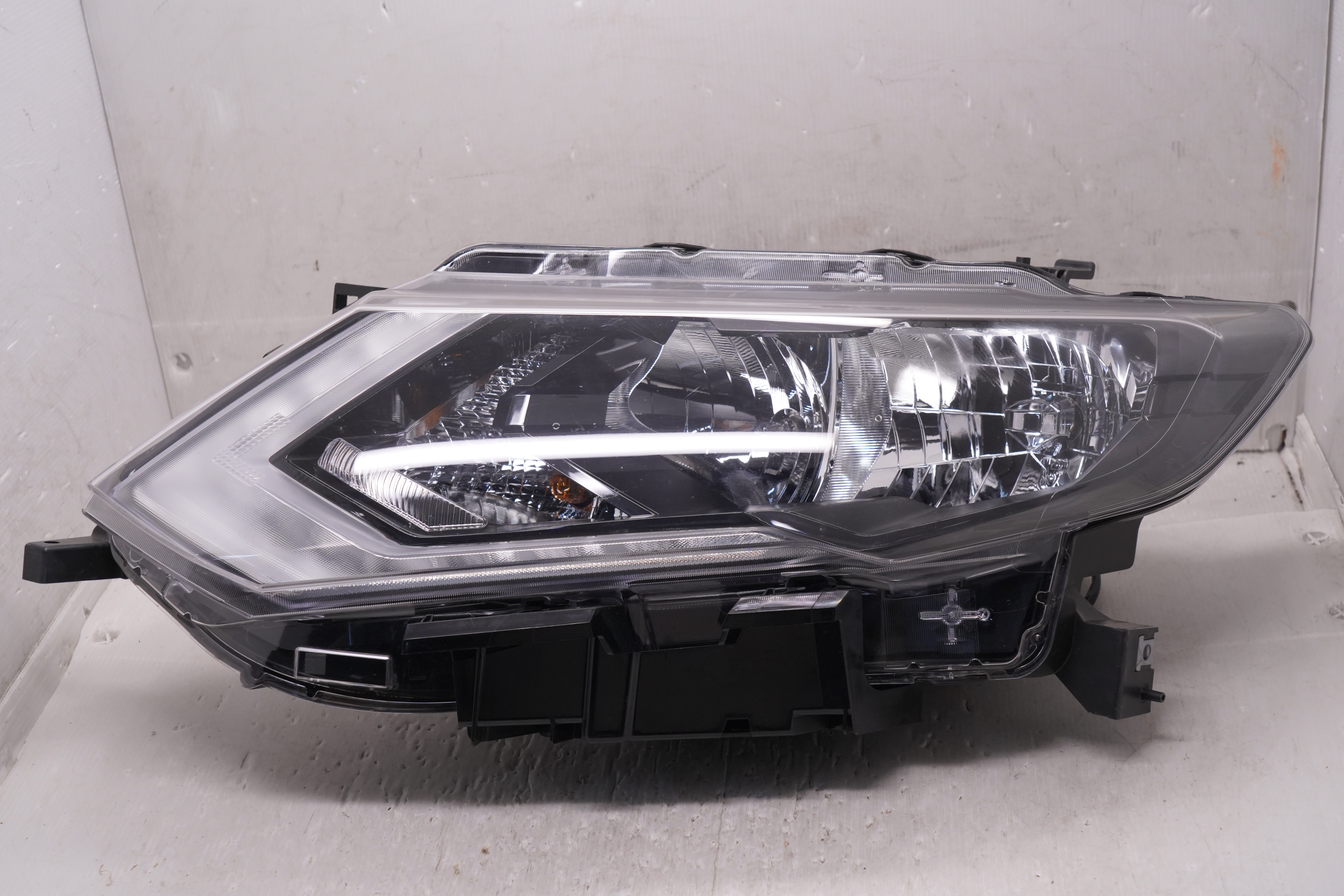 NISSAN X-TRAIL T32 2017-2020 HALOGEN L.H.S HEADLIGHT GENUINE