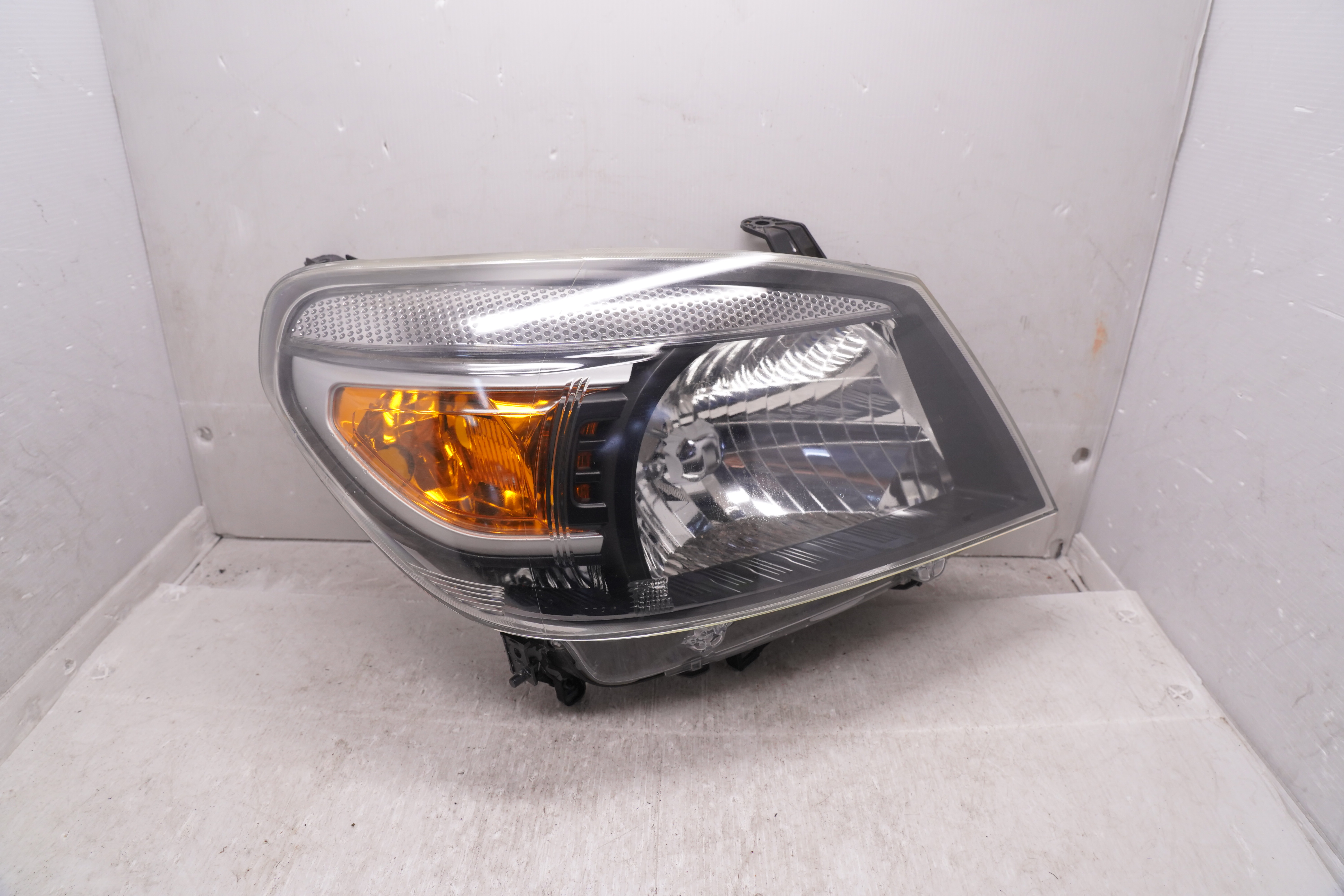 FORD RANGER 2008-2011 R.H.S HEADLIGHT GENUINE