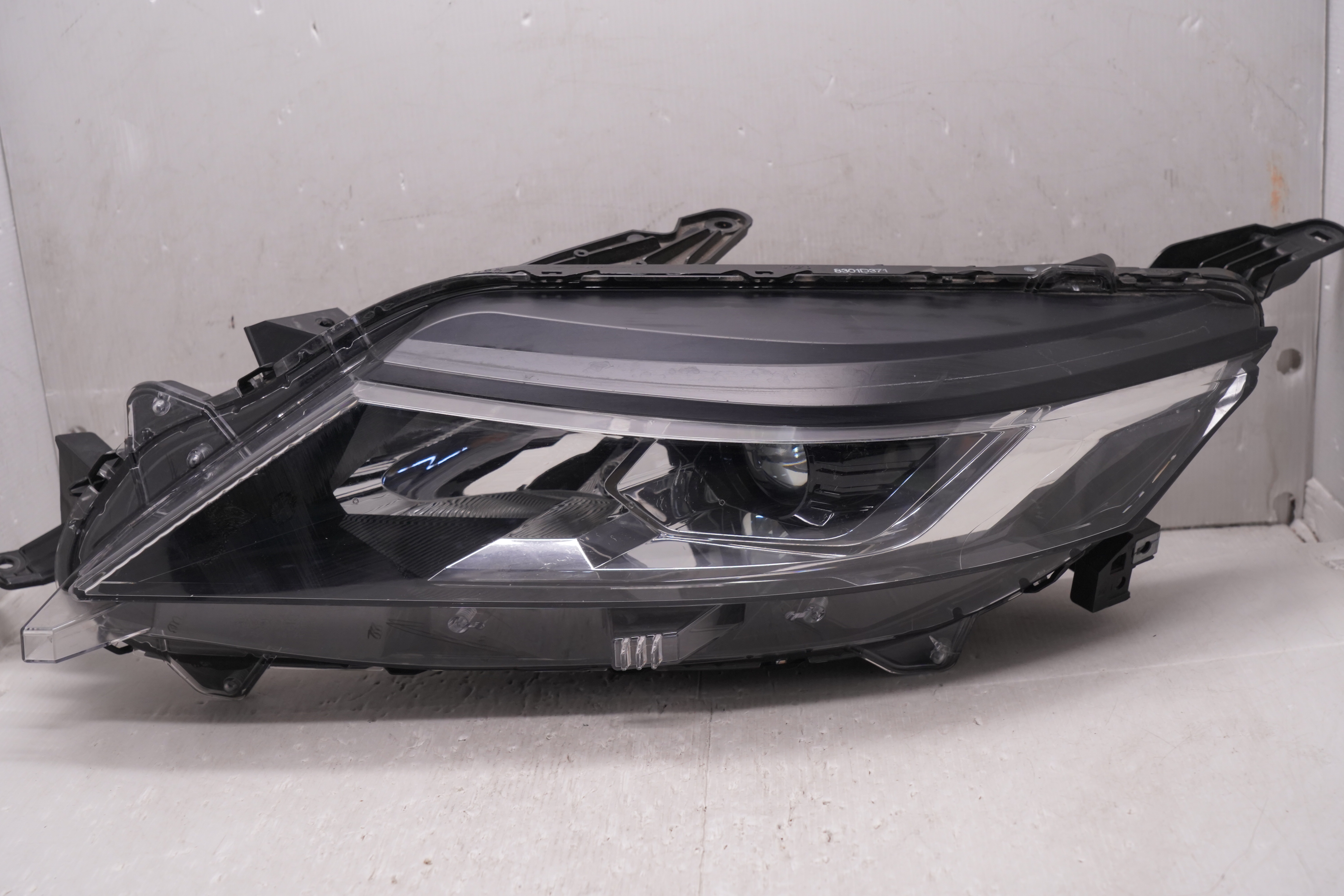 MITSUBISHI TRITON L200 2019-2023 HALOGEN L.H.S HEADLIGHT GENUINE