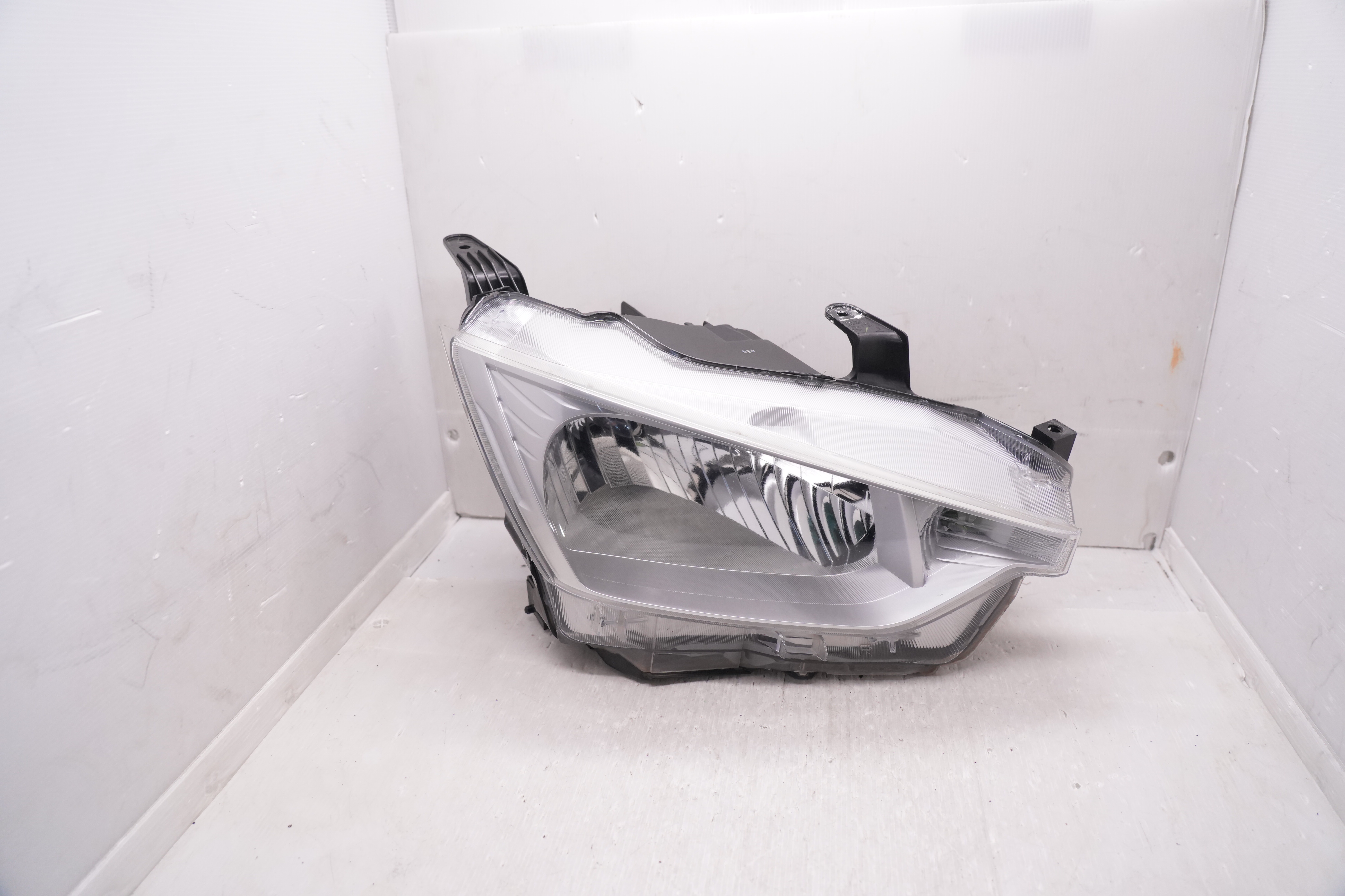 ISUZU D-MAX SX 2021-2023 HALOGEN R.H.S HEADLIGHT GENUINE