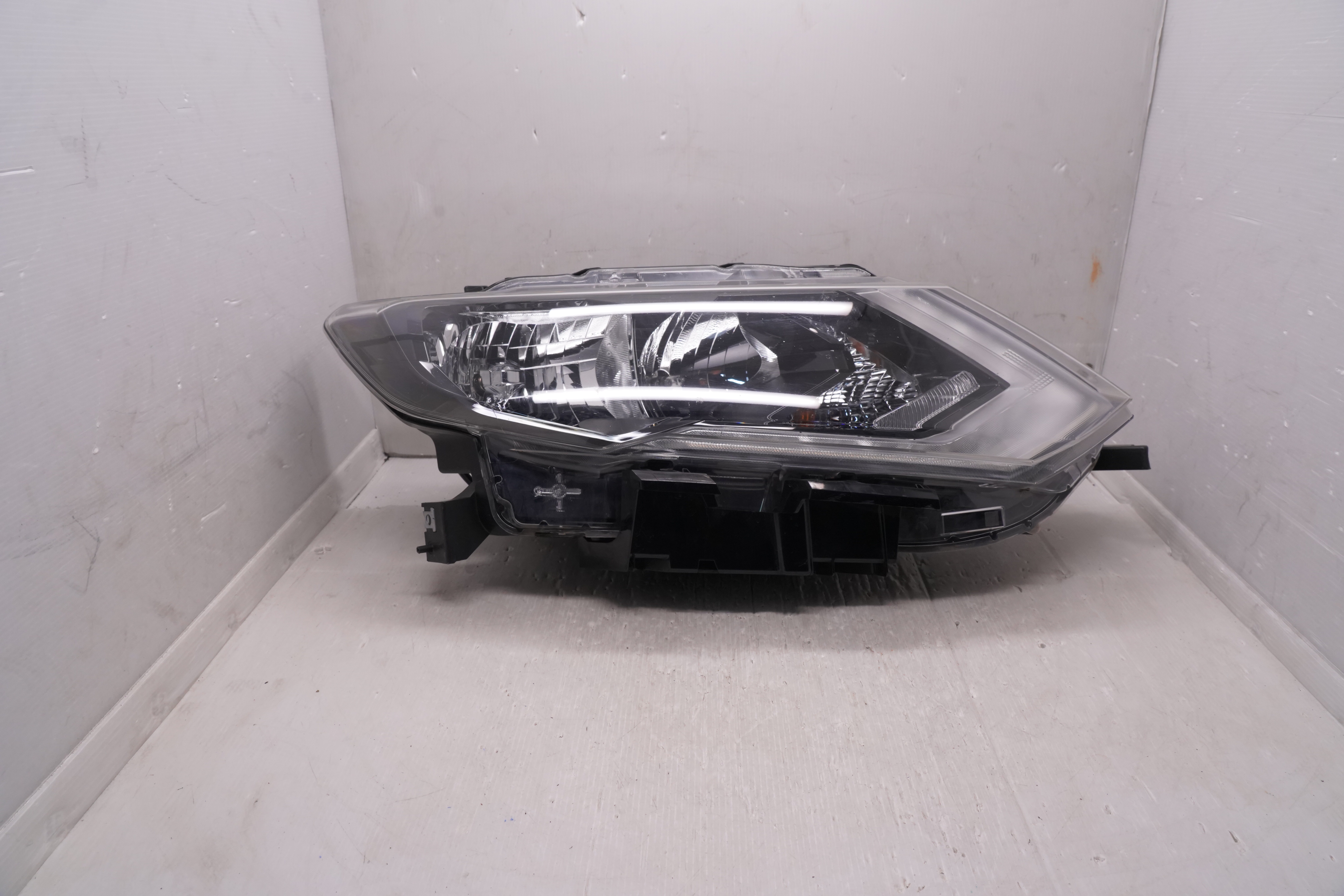 NISSAN X-TRAIL T32 2017-2020 HALOGEN R.H.S HEADLIGHT GENUINE