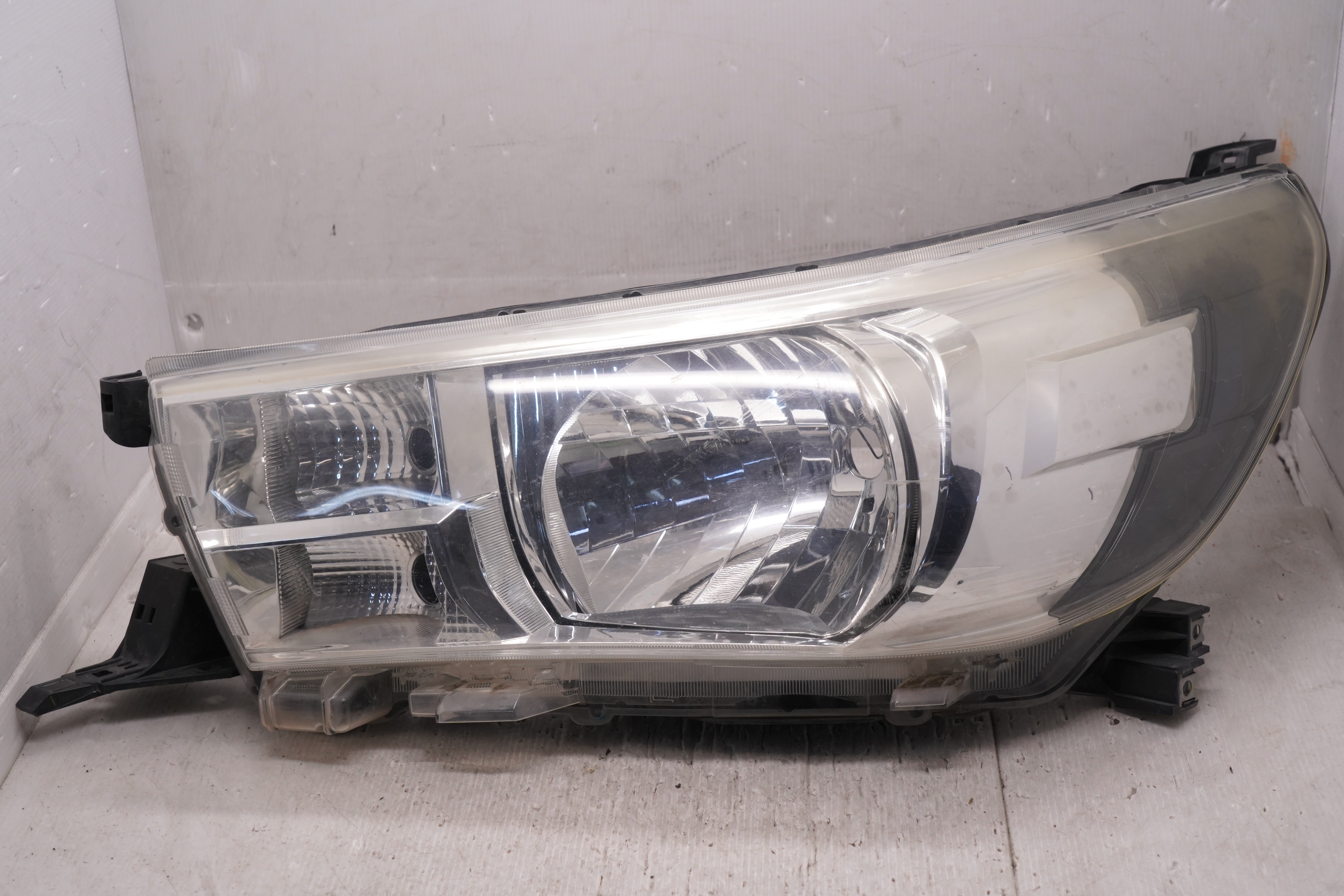TOYOTA HILUX REVO 2015-2019 HALOGEN L.H.S HEADLIGHT GENUINE