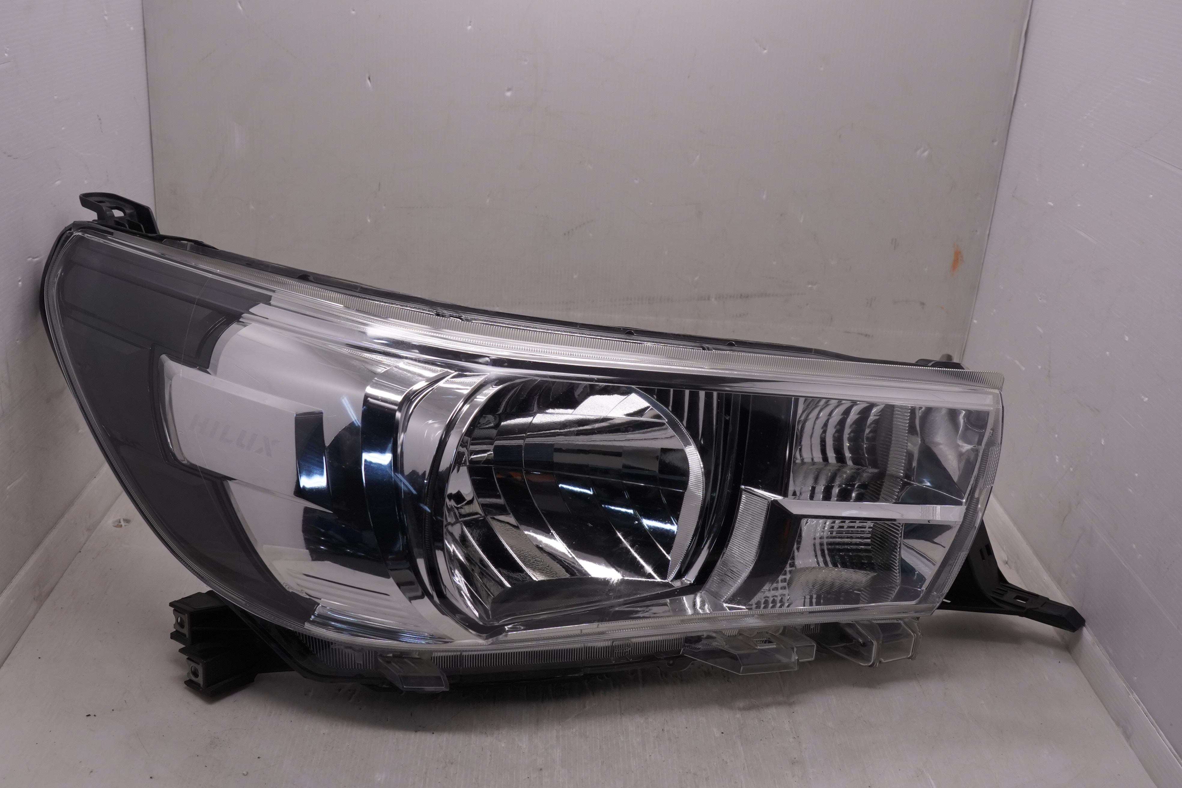 TOYOTA HILUX REVO 2015-2019 HALOGEN R.H.S HEADLIGHT GENUINE