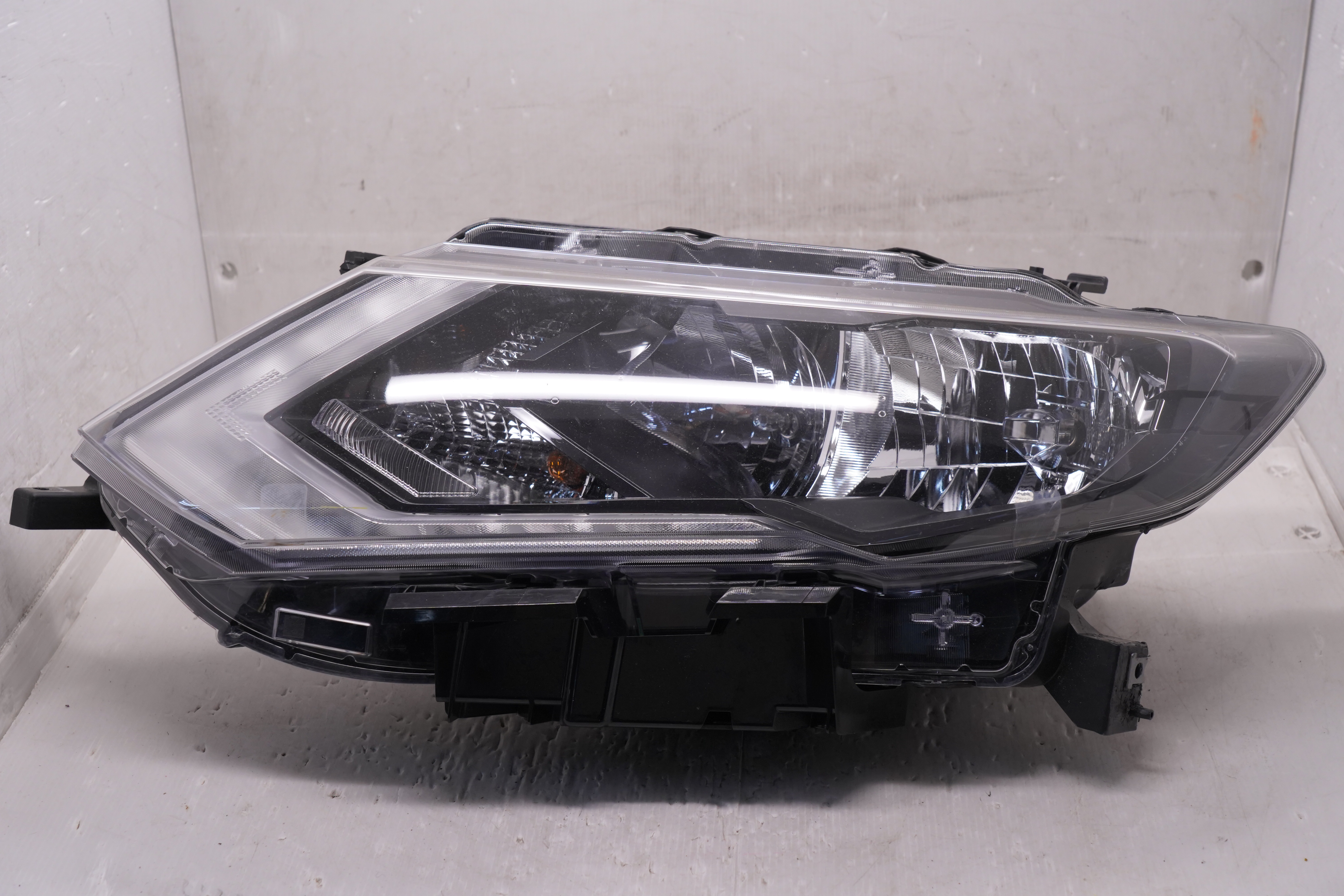 NISSAN X-TRAIL T32 2017-2019 HALOGEN L.H.S HEADLIGHT GENUINE