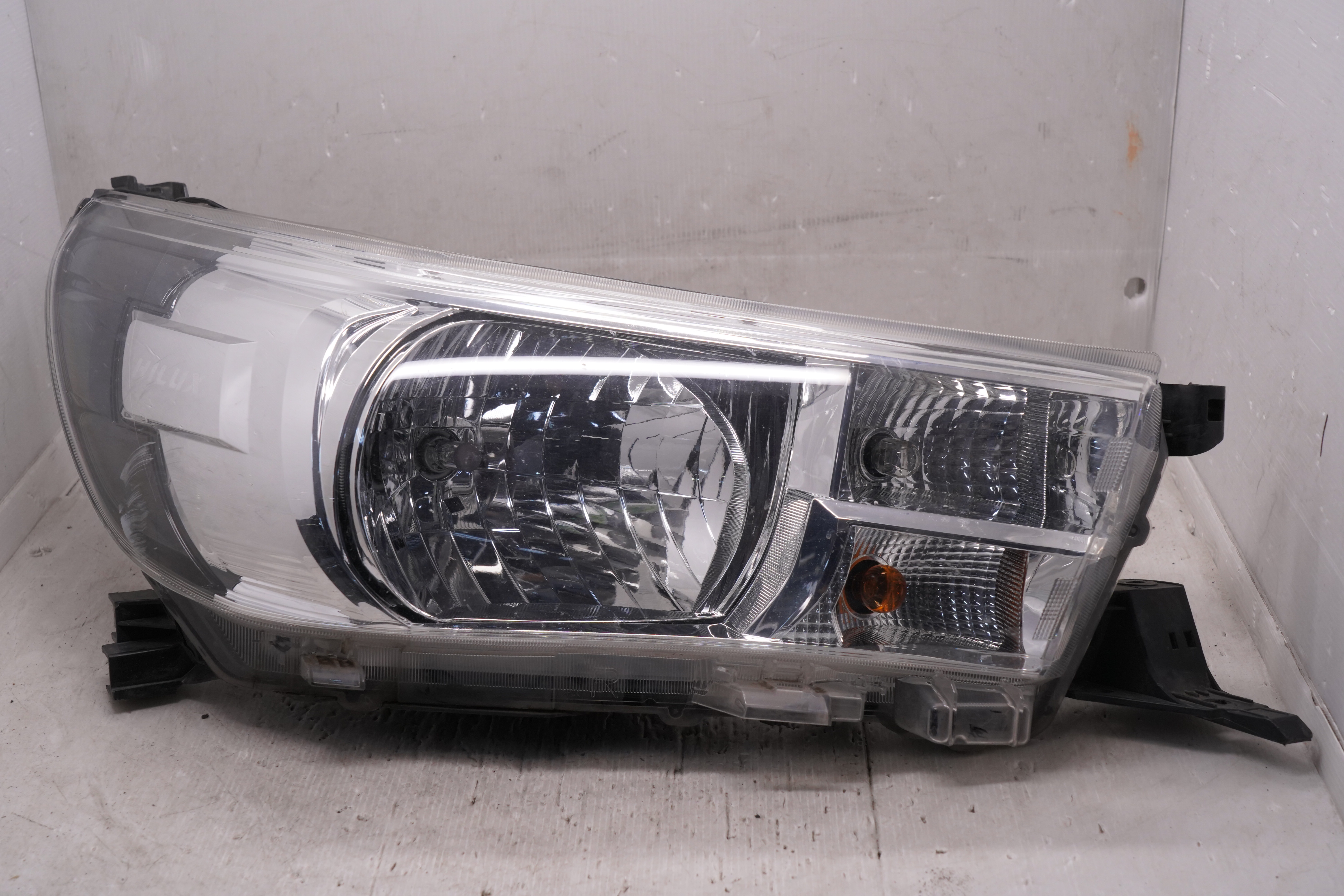 TOYOTA HILUX REVO 2015-2019 HALOGEN R.H.S HEADLIGHT GENUINE